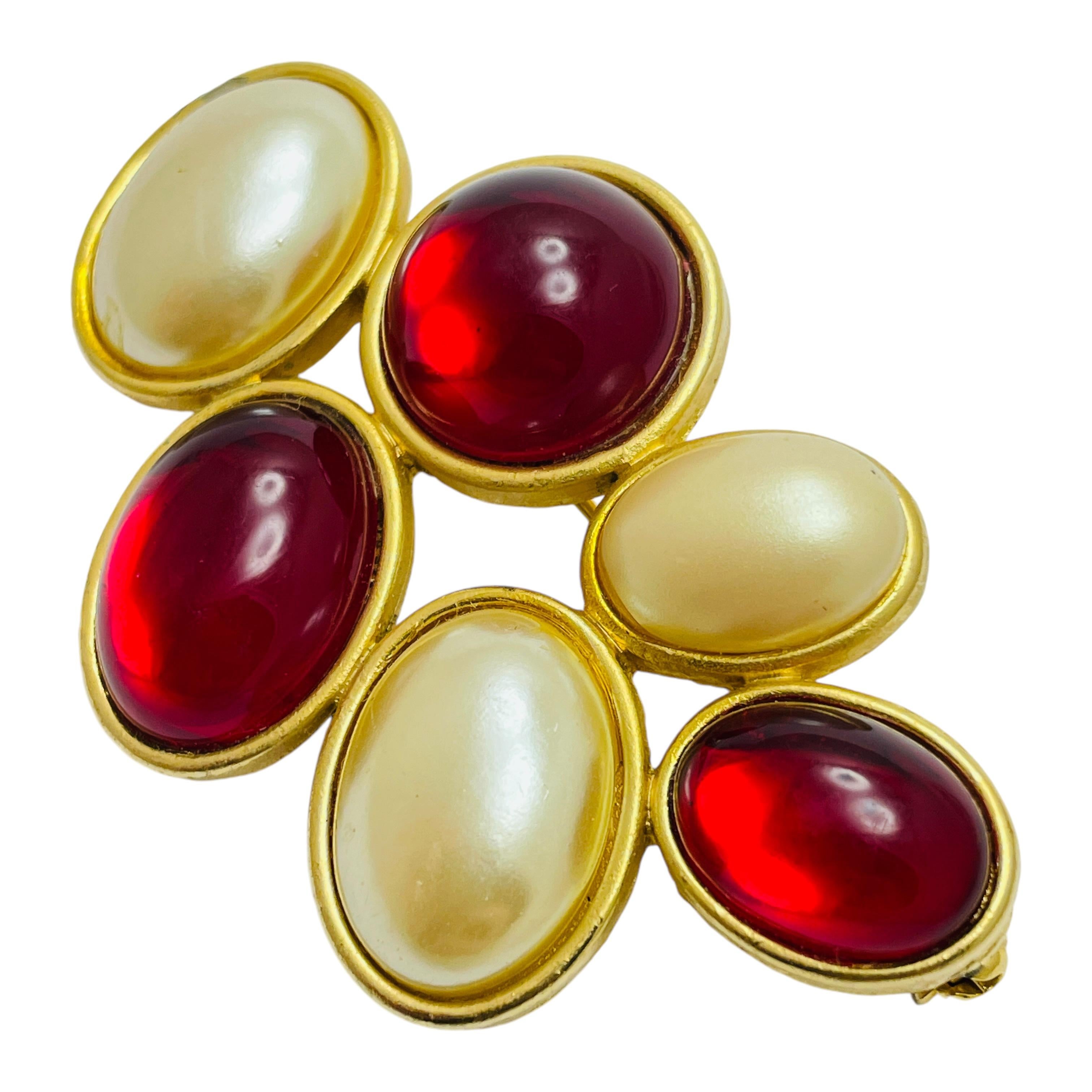 DETALLES

- sin signo 

- tono dorado con piedras de resina

- broche vintage de diseño 

MEDIDAS  

- 

CONDICIÓN

-  muy buen estado vintage con mínimos signos de desgaste 

 Código 48

❤️❤️  JOYAS DE DISEÑO VINTAGE ❤️❤️

❤️❤️  BOUTIQUE DE
