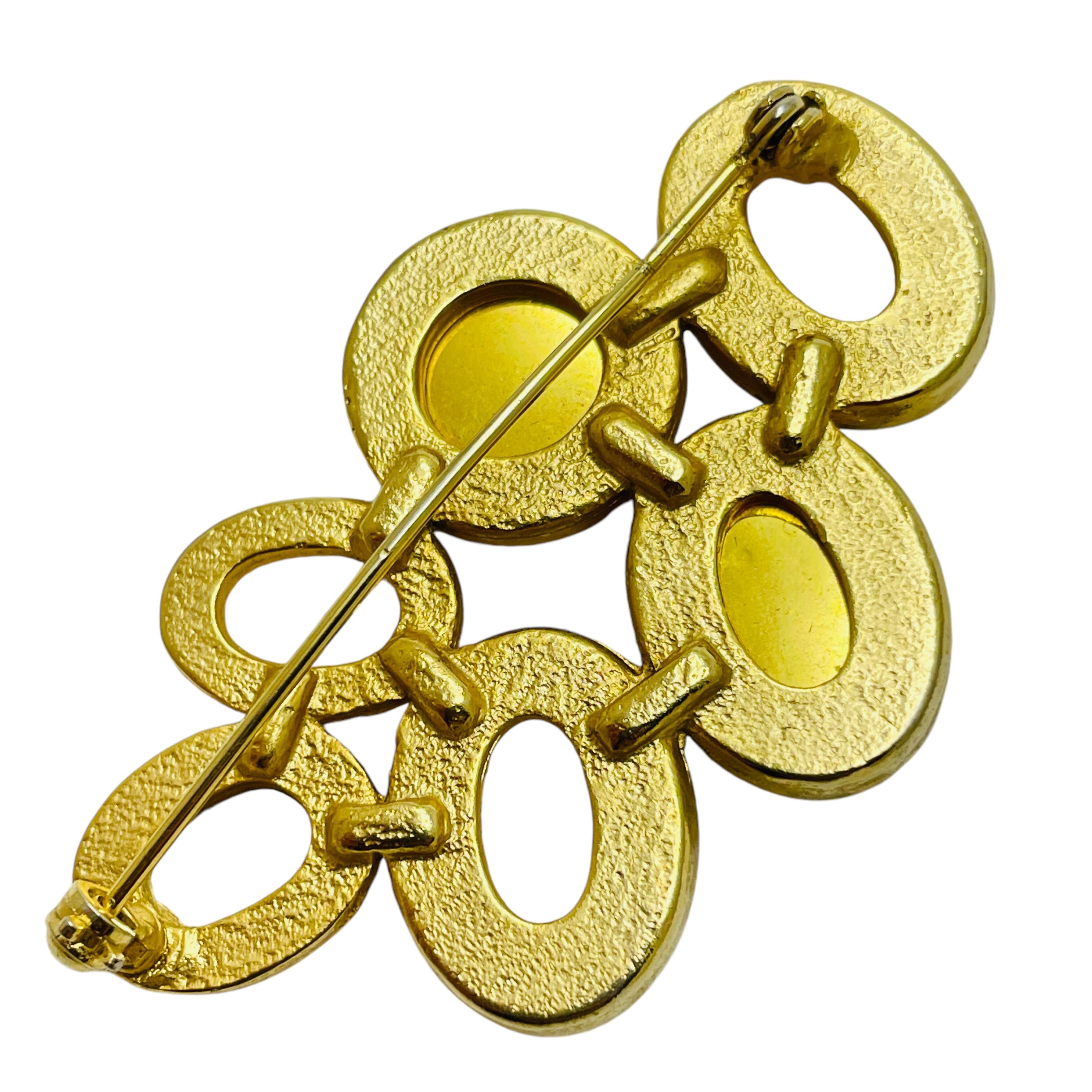 Broche de diseño vintage de resina roja perlada en tono dorado en Bueno estado para la venta en Palos Hills, IL
