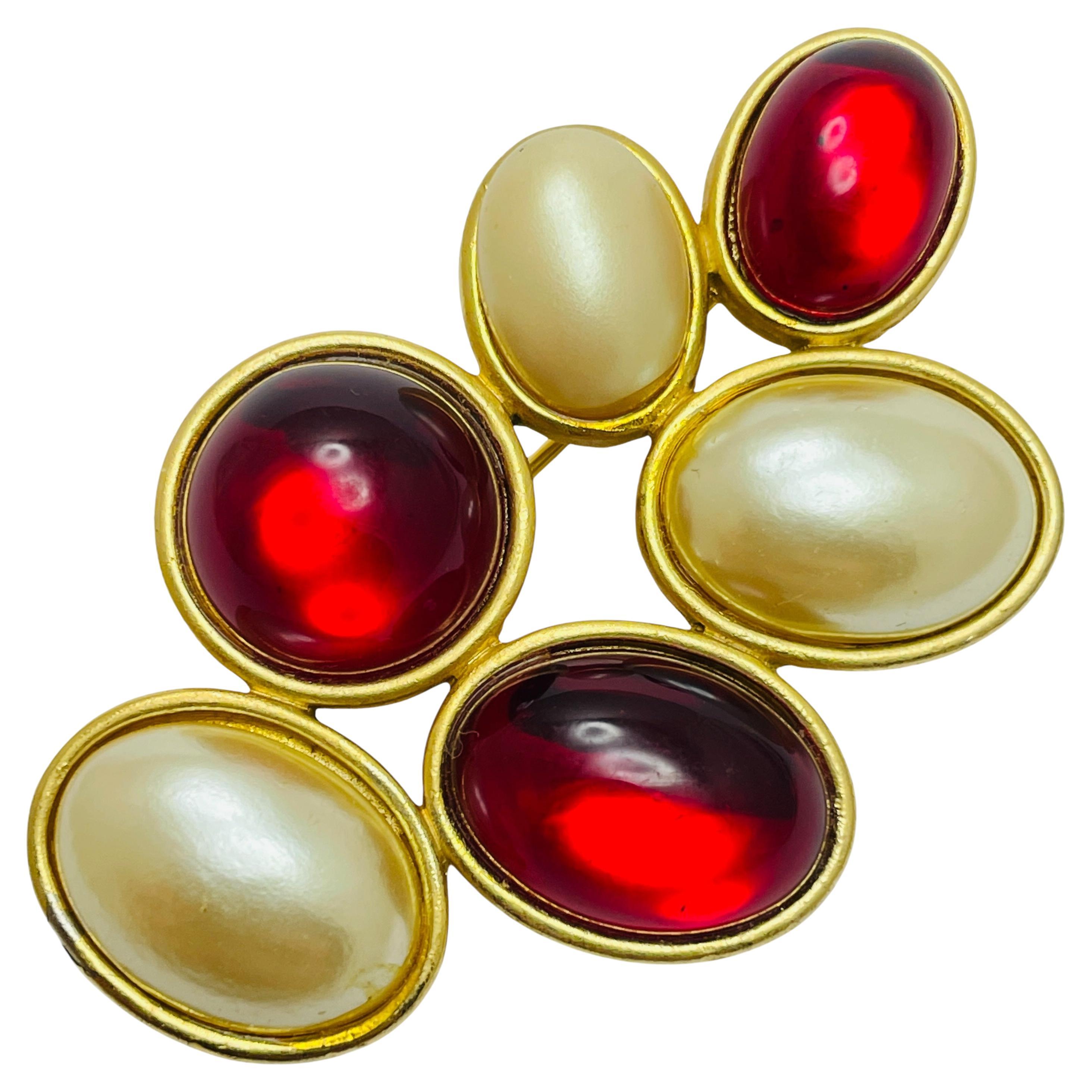 Broche de diseño vintage de resina roja perlada en tono dorado en venta