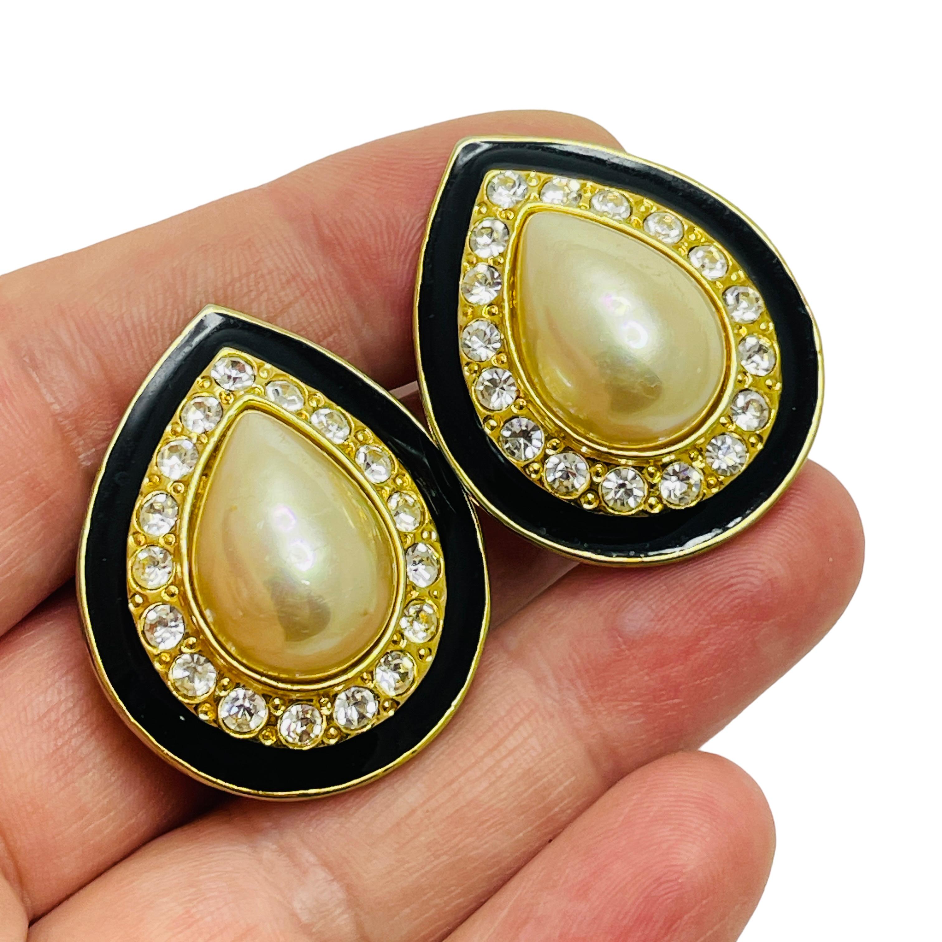 DETALLES

- sin signo

- tono dorado con esmalte y piedras de imitación

- pendientes de pasarela de diseño vintage

MEDIDAS

- 

CONDICIÓN

- excelente estado vintage con mínimos signos de desgaste

❤️❤️ JOYAS DE DISEÑO VINTAGE ❤️❤️
❤️❤️ BOUTIQUE