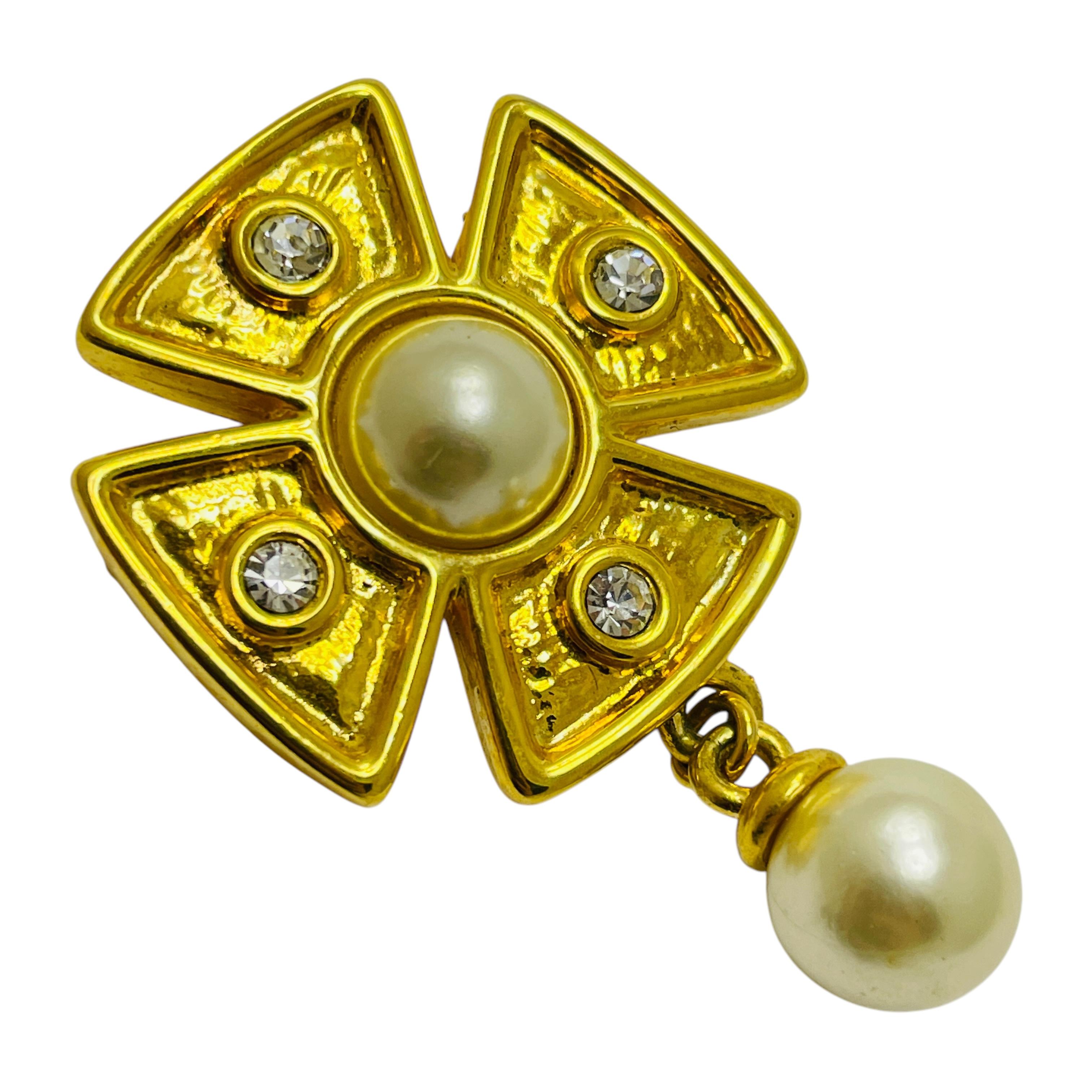 DETALLES

- sin signo 

- tono dorado con strass y perla de imitación

- broche vintage de diseño 

MEDIDAS  

- 

CONDICIÓN

-  muy buen estado vintage con mínimos signos de desgaste 

 Código 49

❤️❤️  JOYAS DE DISEÑO VINTAGE ❤️❤️

❤️❤️  BOUTIQUE