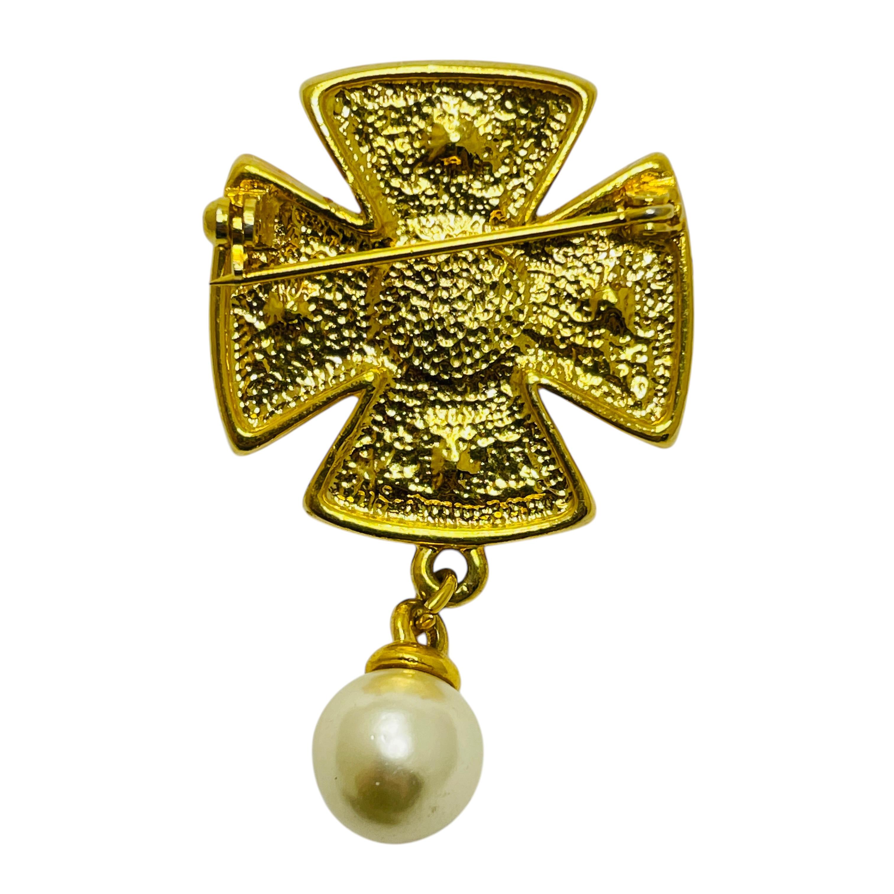 Broche vintage de diseño con cruz de malta de strass y perlas en tono dorado en Bueno estado para la venta en Palos Hills, IL