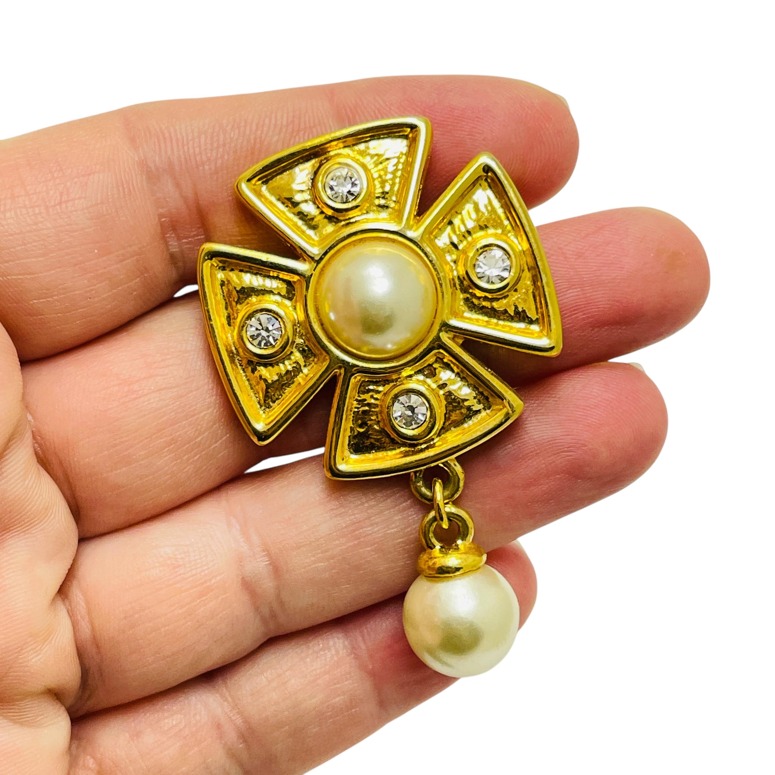 De las mujeres Broche vintage de diseño con cruz de malta de strass y perlas en tono dorado en venta