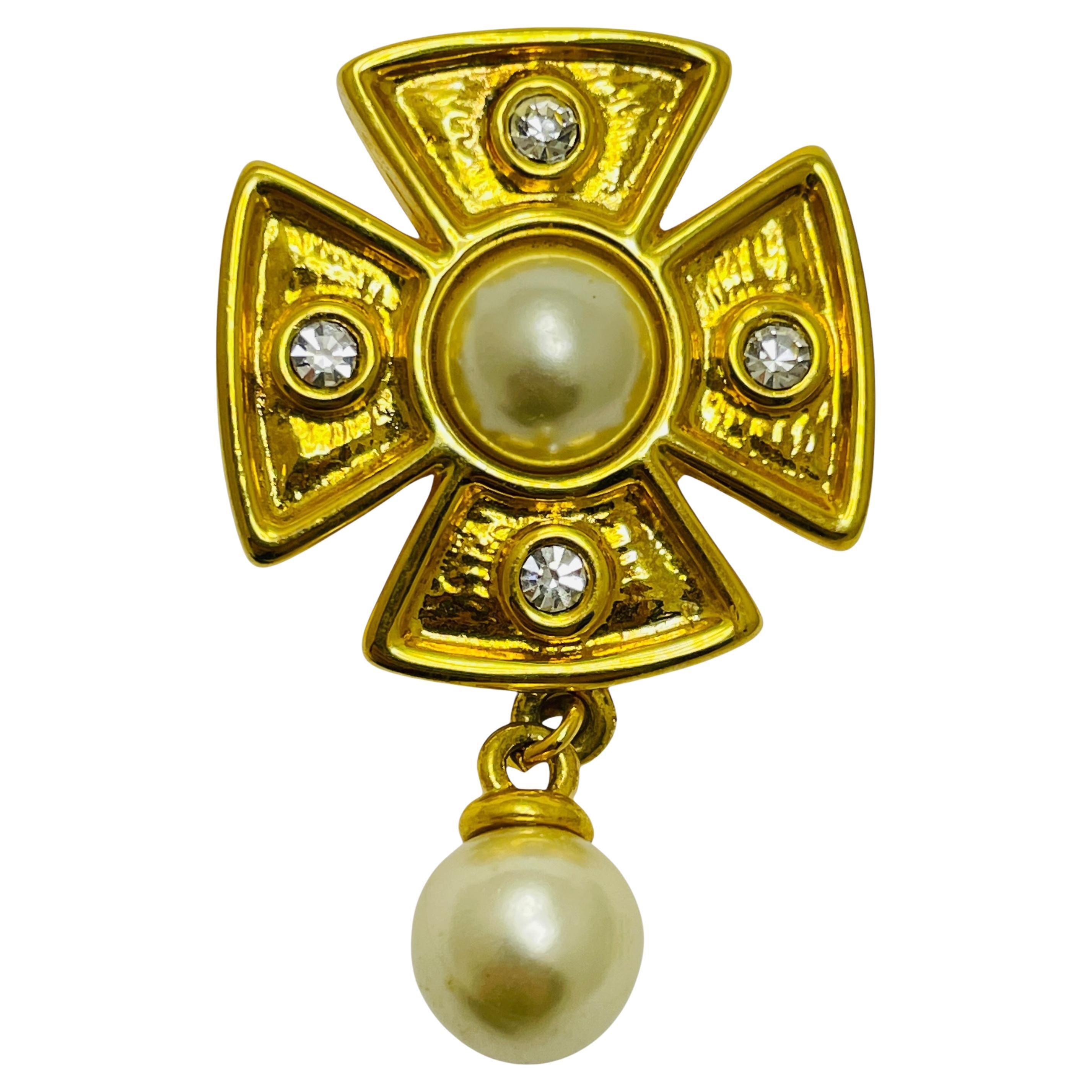 Broche vintage de diseño con cruz de malta de strass y perlas en tono dorado en venta