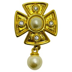 Spilla vintage con perle e strass a forma di croce maltese