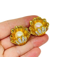 Vintage gold tone pearl rhinestones clam designer clip on earrings