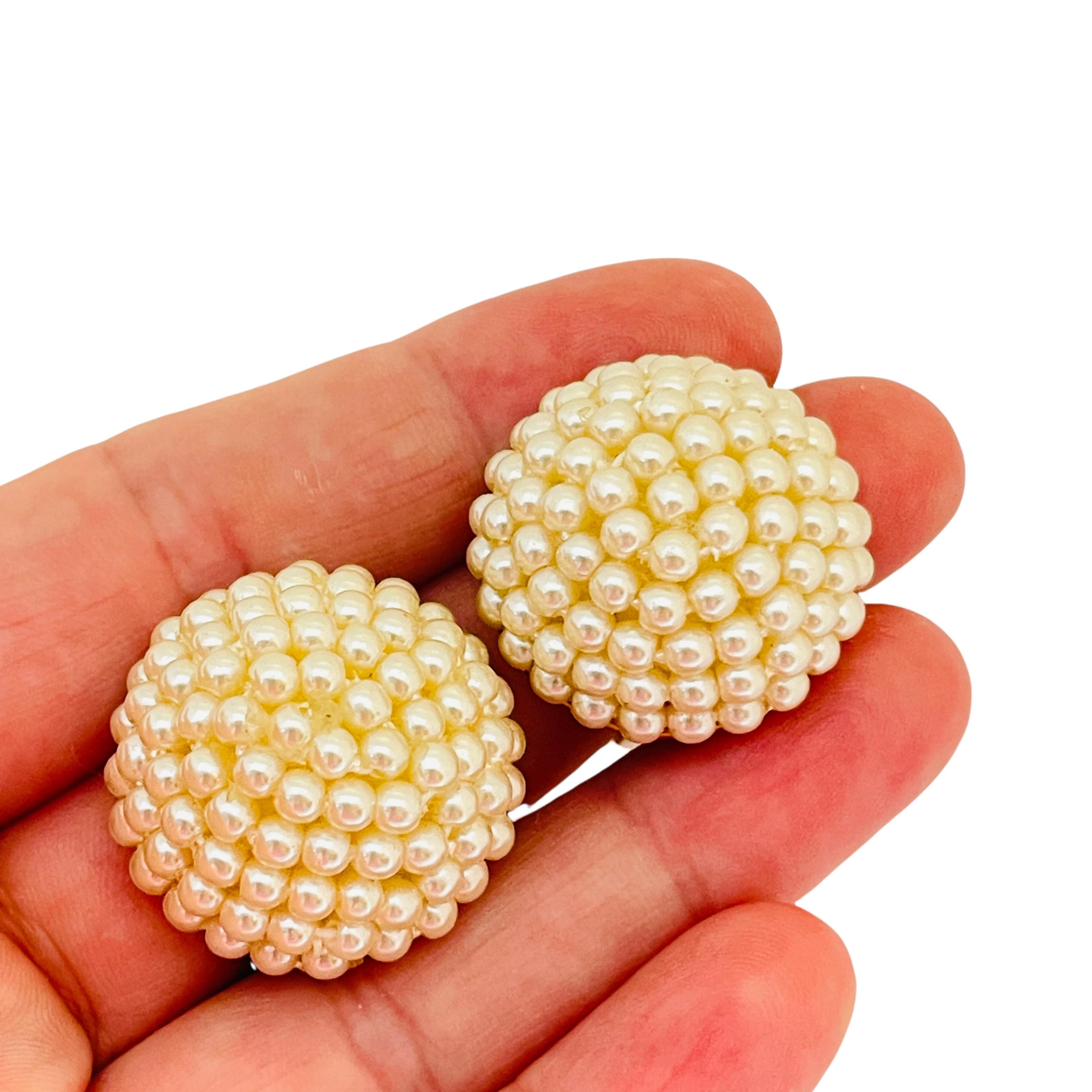 Women's Vintage gold tone pearl round clip on earrings For Sale