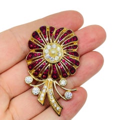 Broche fleur vintage ton or perle rubis strass designer