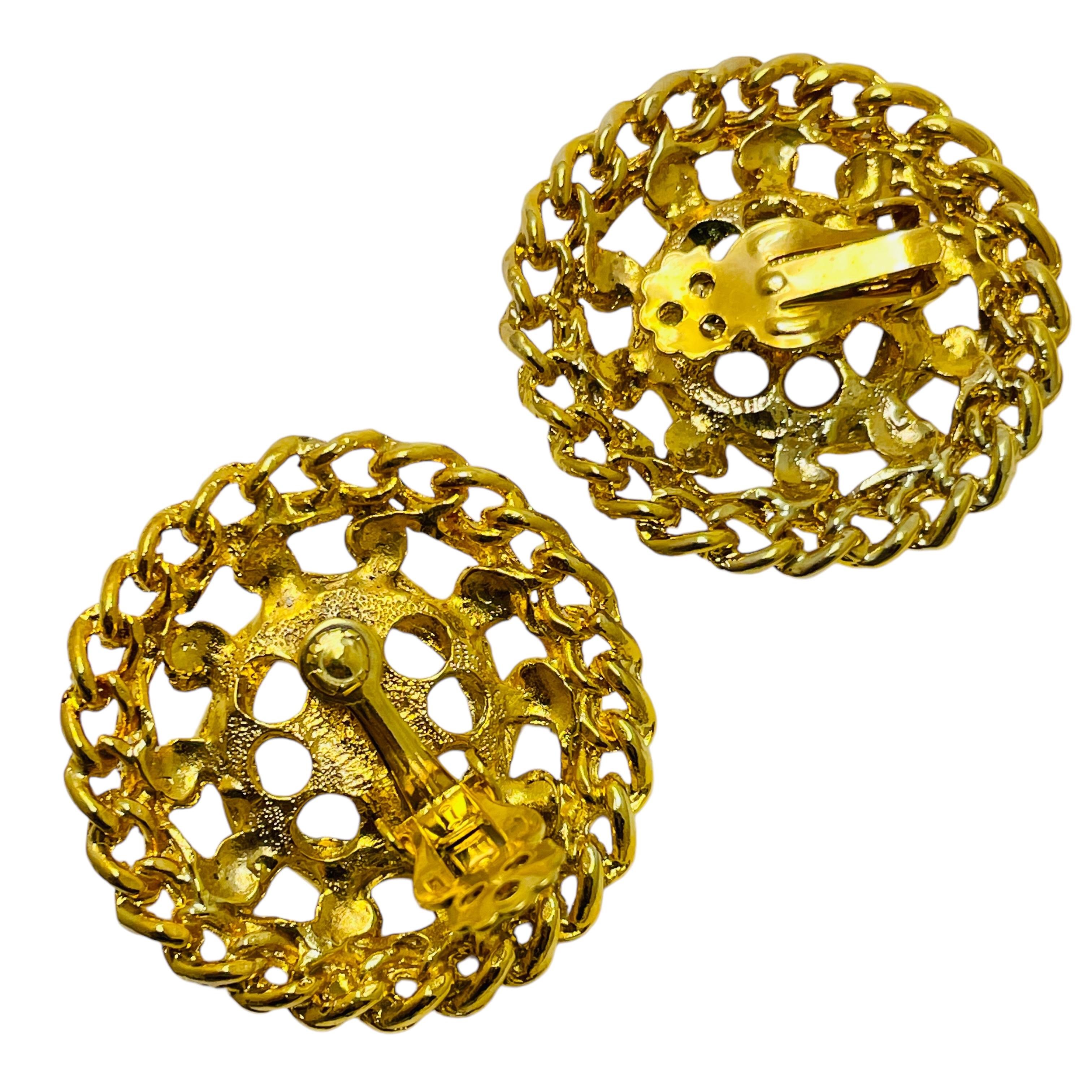 Vintage gold tone pearls designer clip on earrings In Good Condition For Sale In Palos Hills, IL