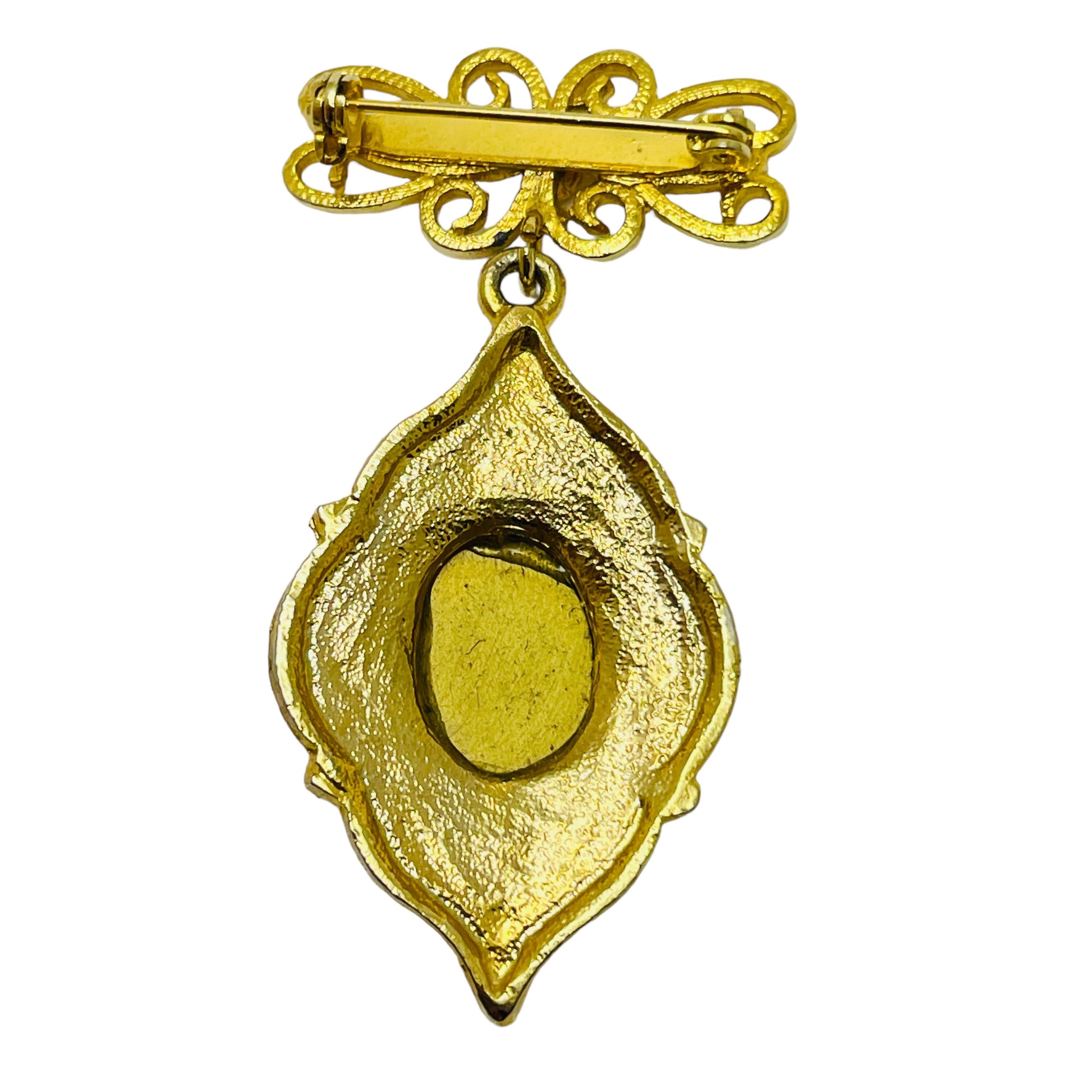 Vintage gold tone pearls glass dangle designer brooch In Good Condition For Sale In Palos Hills, IL