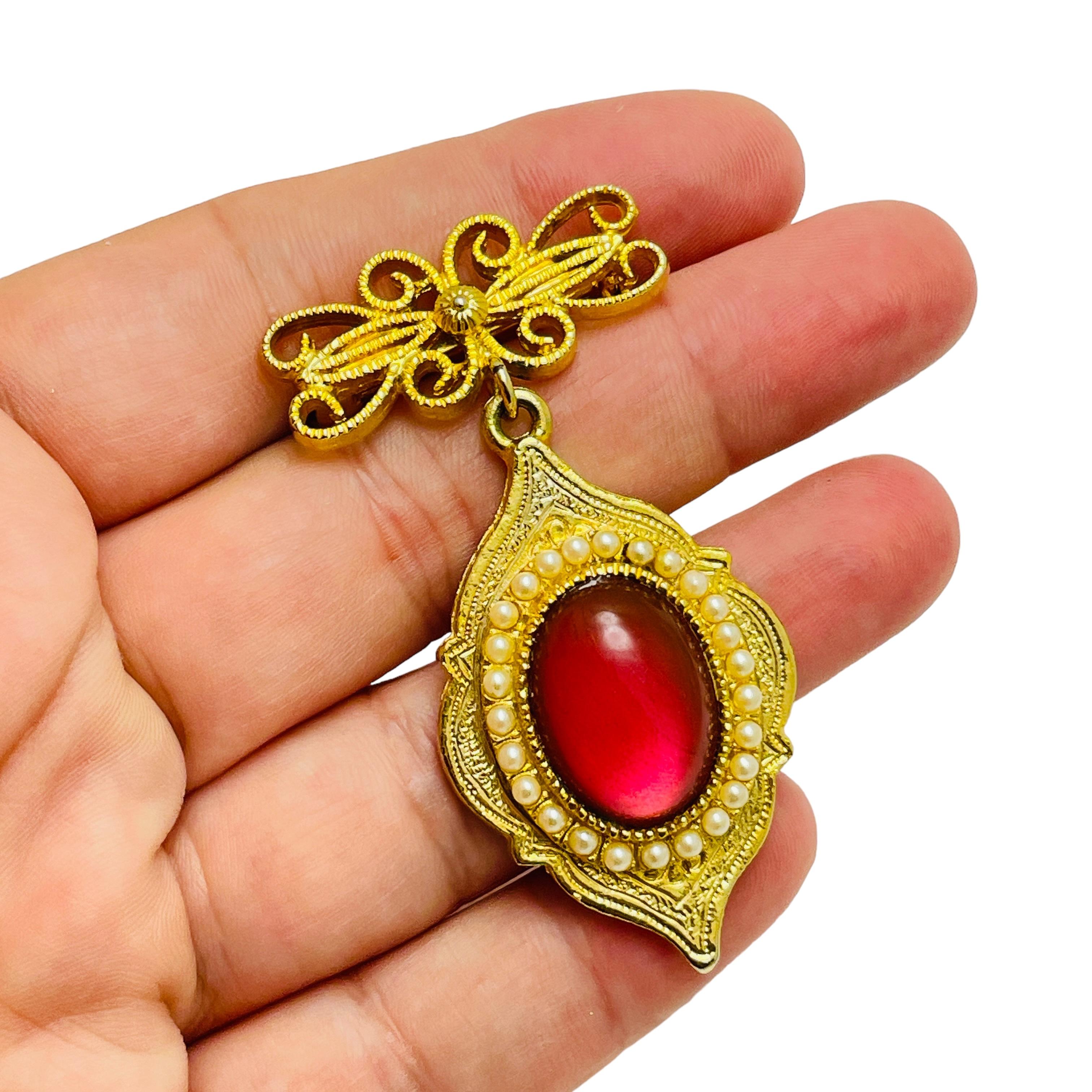 Women's Vintage gold tone pearls glass dangle designer brooch For Sale