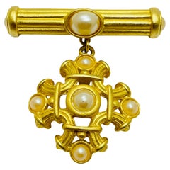 Broche vintage de diseño con perlas doradas en forma de cruz de malta