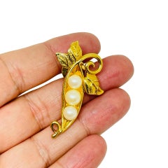 Vintage gold tone pearls pea in a pod designer pin brooch