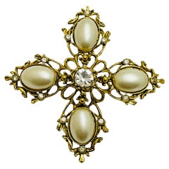 Broche vintage de diseño con cruz de malta de perlas y strass en tono dorado