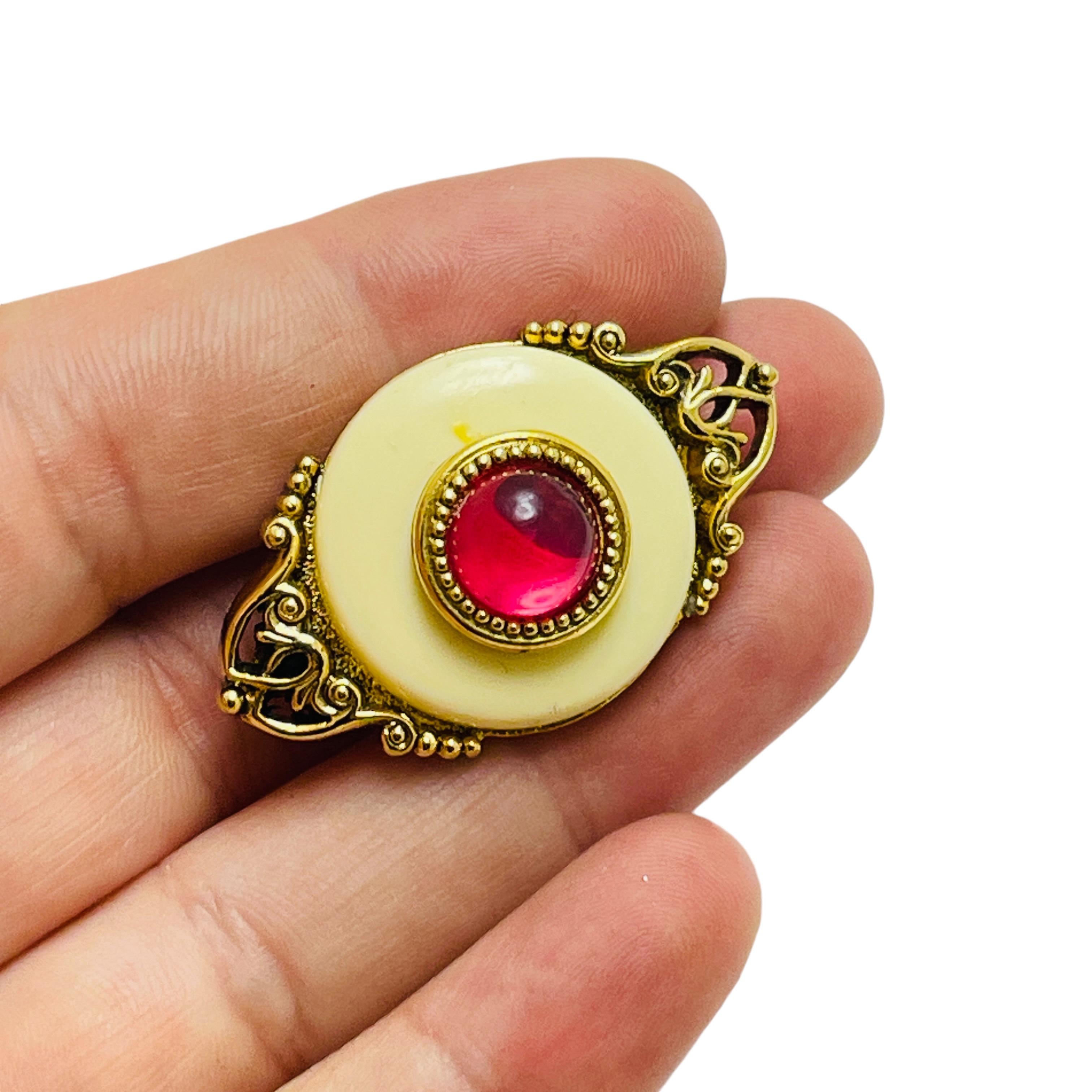 Donna Spilla d'epoca in lucite rosa crema tono oro in vendita