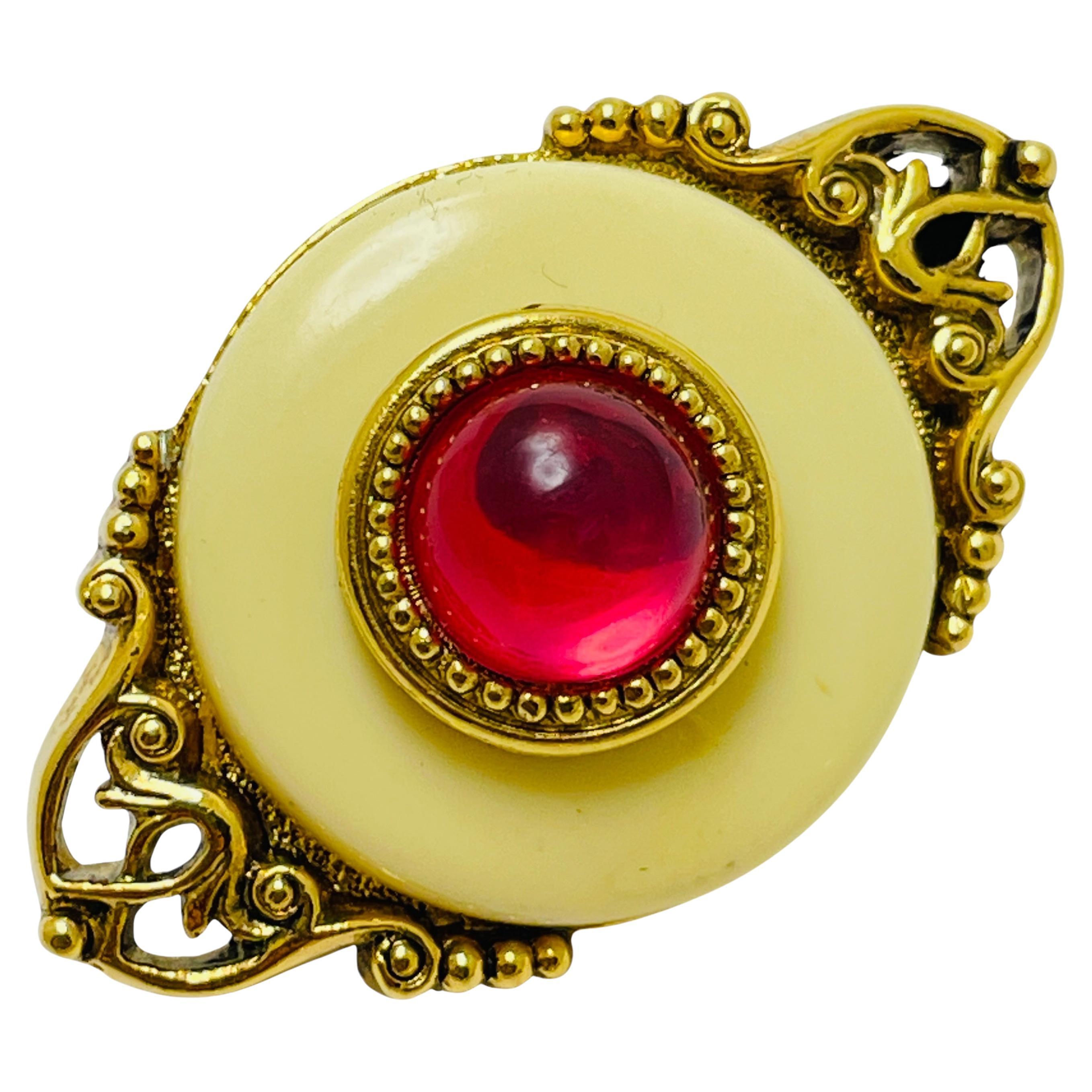 Spilla d'epoca in lucite rosa crema tono oro in vendita