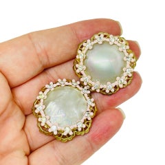 Orecchini a clip vintage in oro con cristalli smaltati rosa e finte perle di design