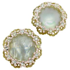 Orecchini a clip vintage in oro con cristalli smaltati rosa e finte perle di design