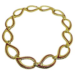 Collar de eslabones de diseño vintage con esmalte rosa en tono dorado