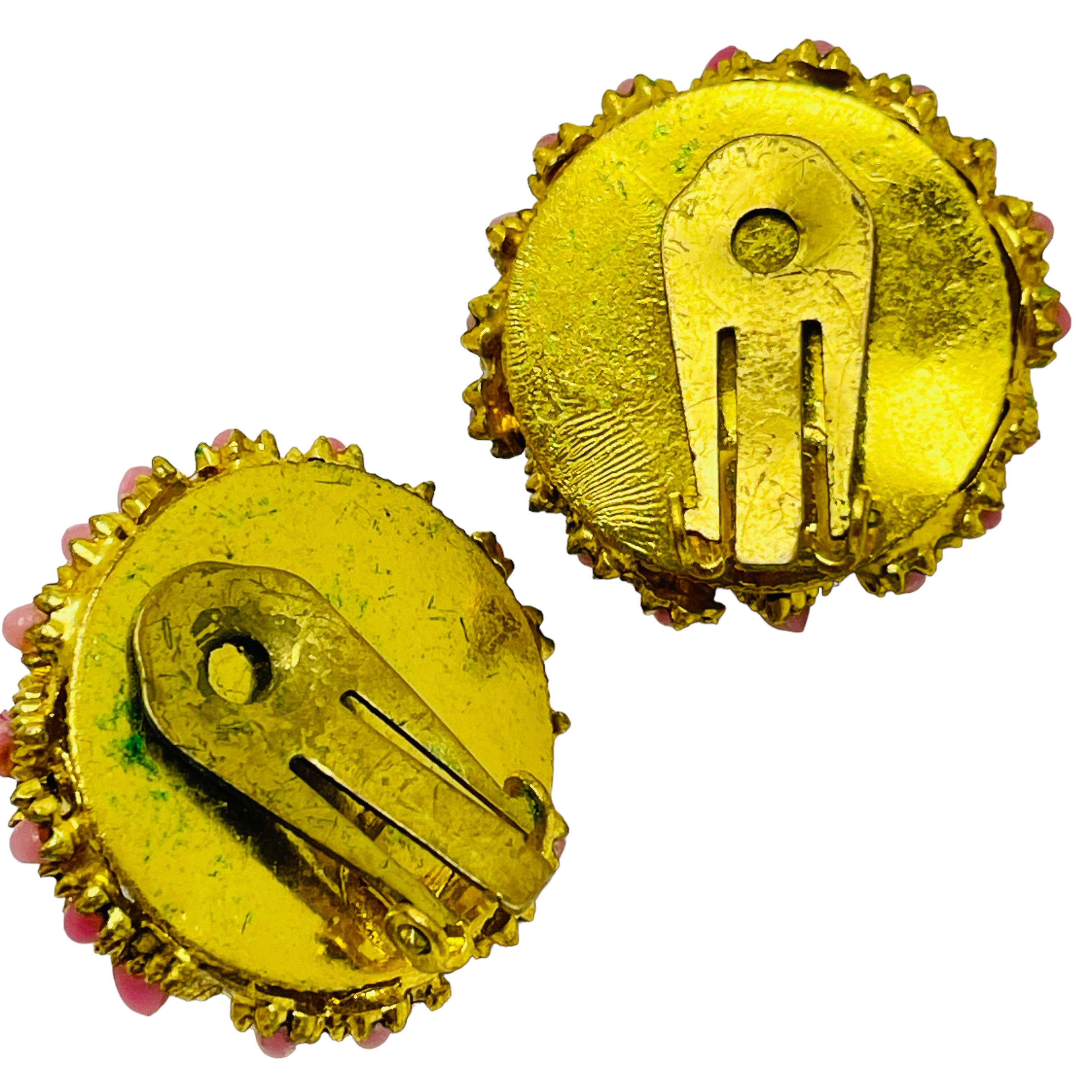 Vintage Goldton rosa Perle Designer Clip auf Ohrringe im Zustand „Gut“ im Angebot in Palos Hills, IL