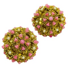 Pendientes de clip de diseño vintage con perlas rosas en tono dorado