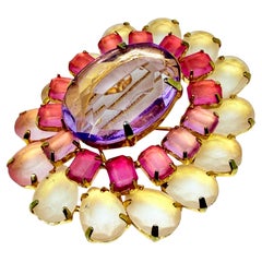 Broche vintage de diseño macizo de cristal esmerilado rosa púrpura claro en tono dorado