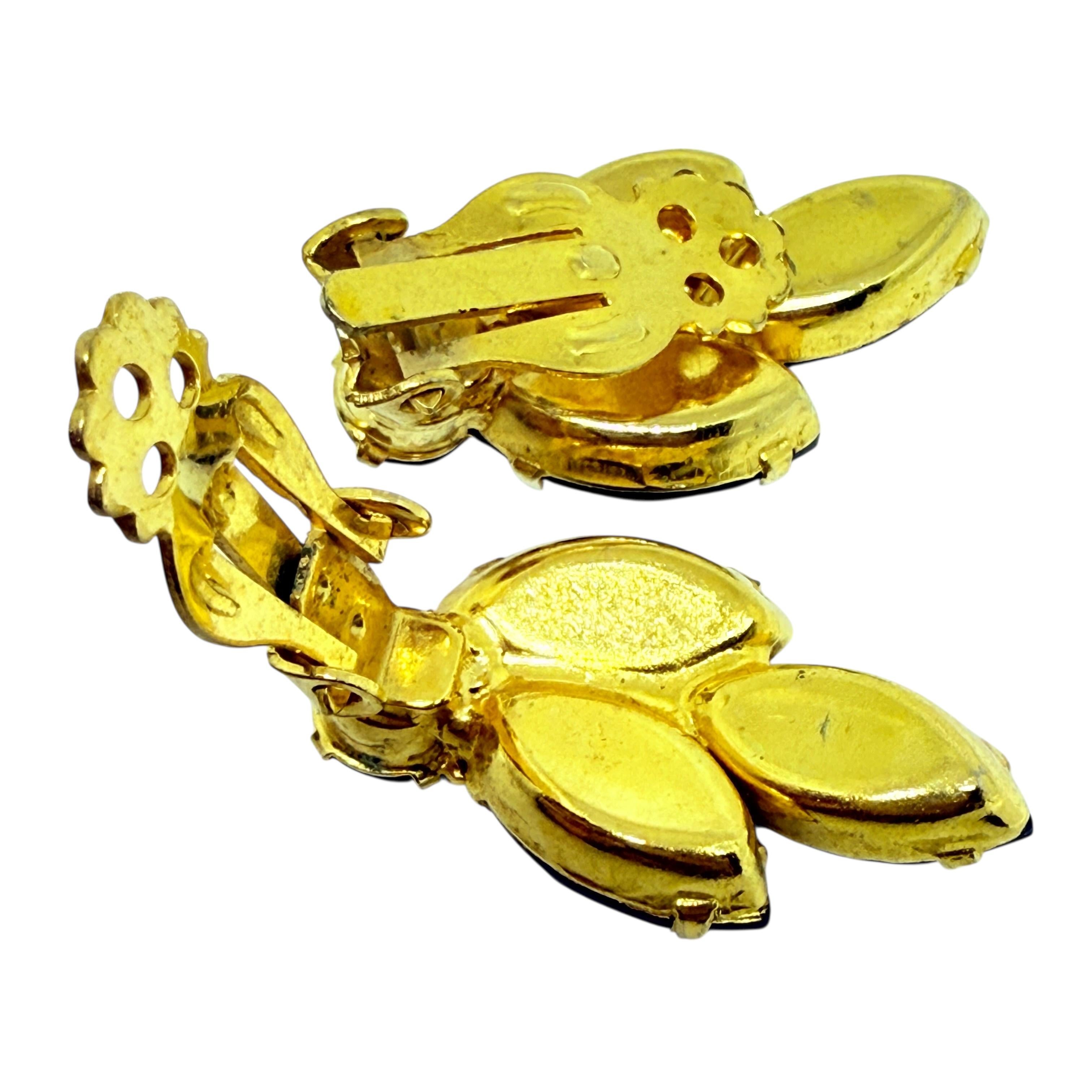 Vintage Gold Ton rosa lila Glas Designer Clip auf Ohrringe im Zustand „Gut“ im Angebot in Palos Hills, IL