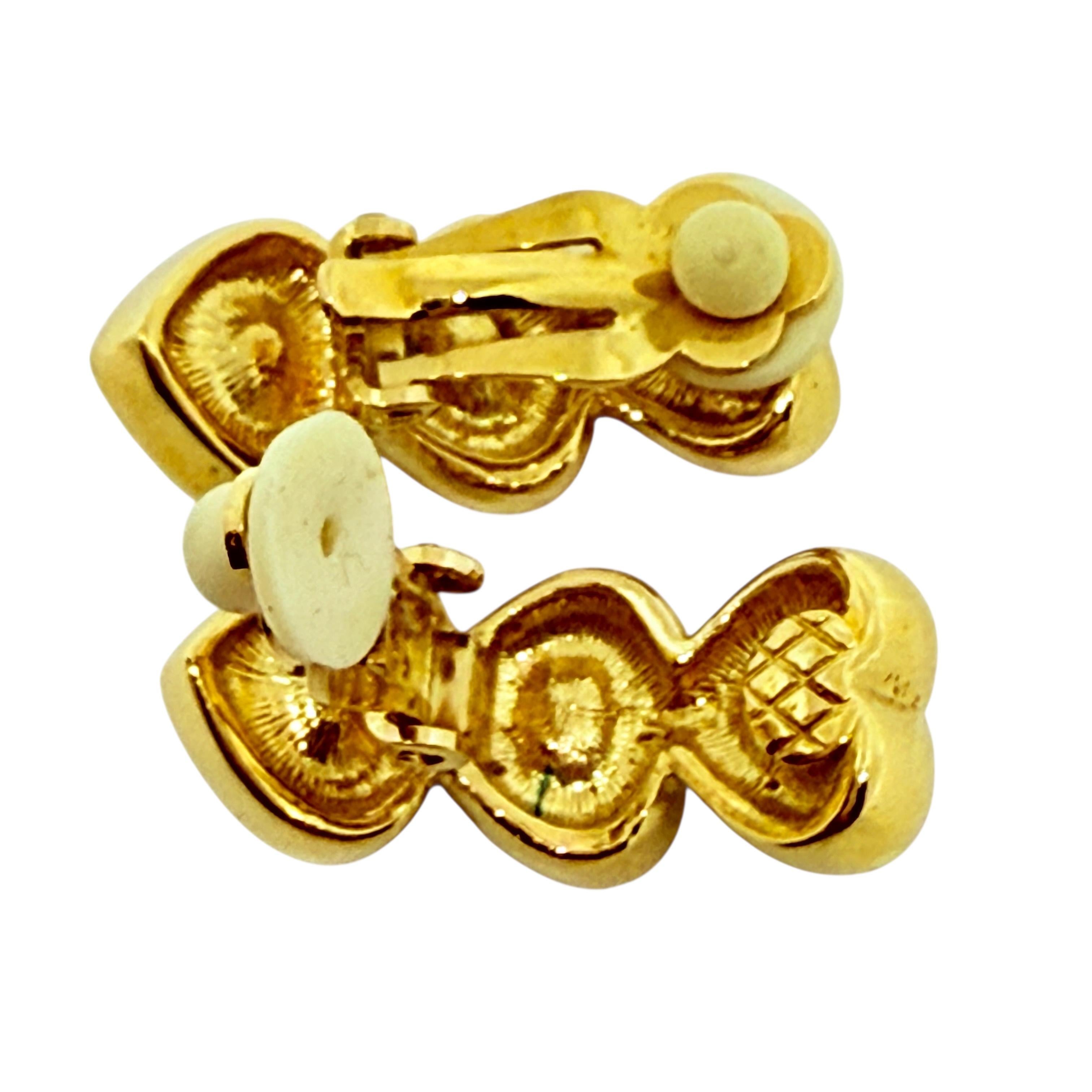 Vintage gold tone pink purple green rhinestone hearts designer clip on earrings In Good Condition For Sale In Palos Hills, IL