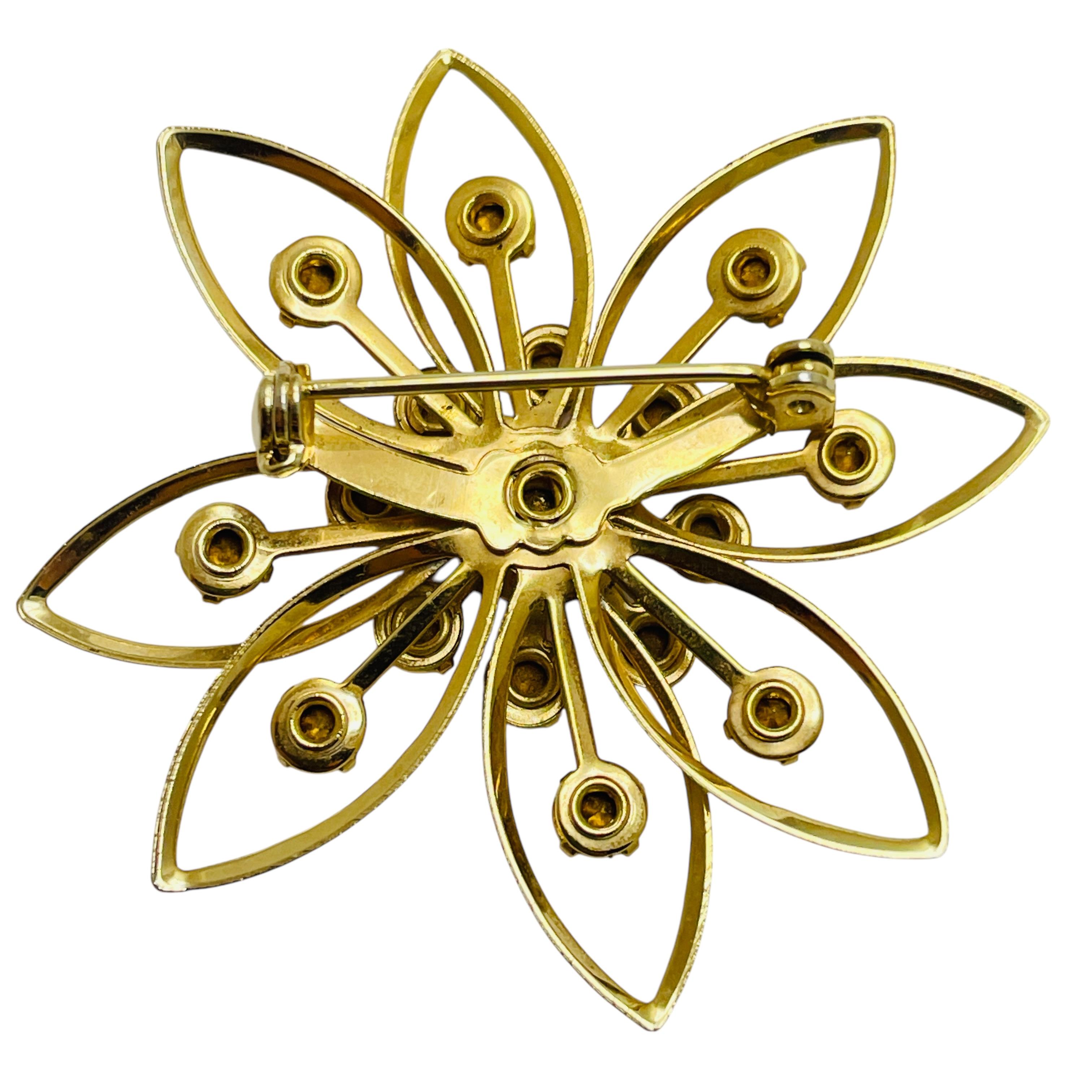Vintage gold tone pink rhinestone flower designer brooch In Good Condition For Sale In Palos Hills, IL