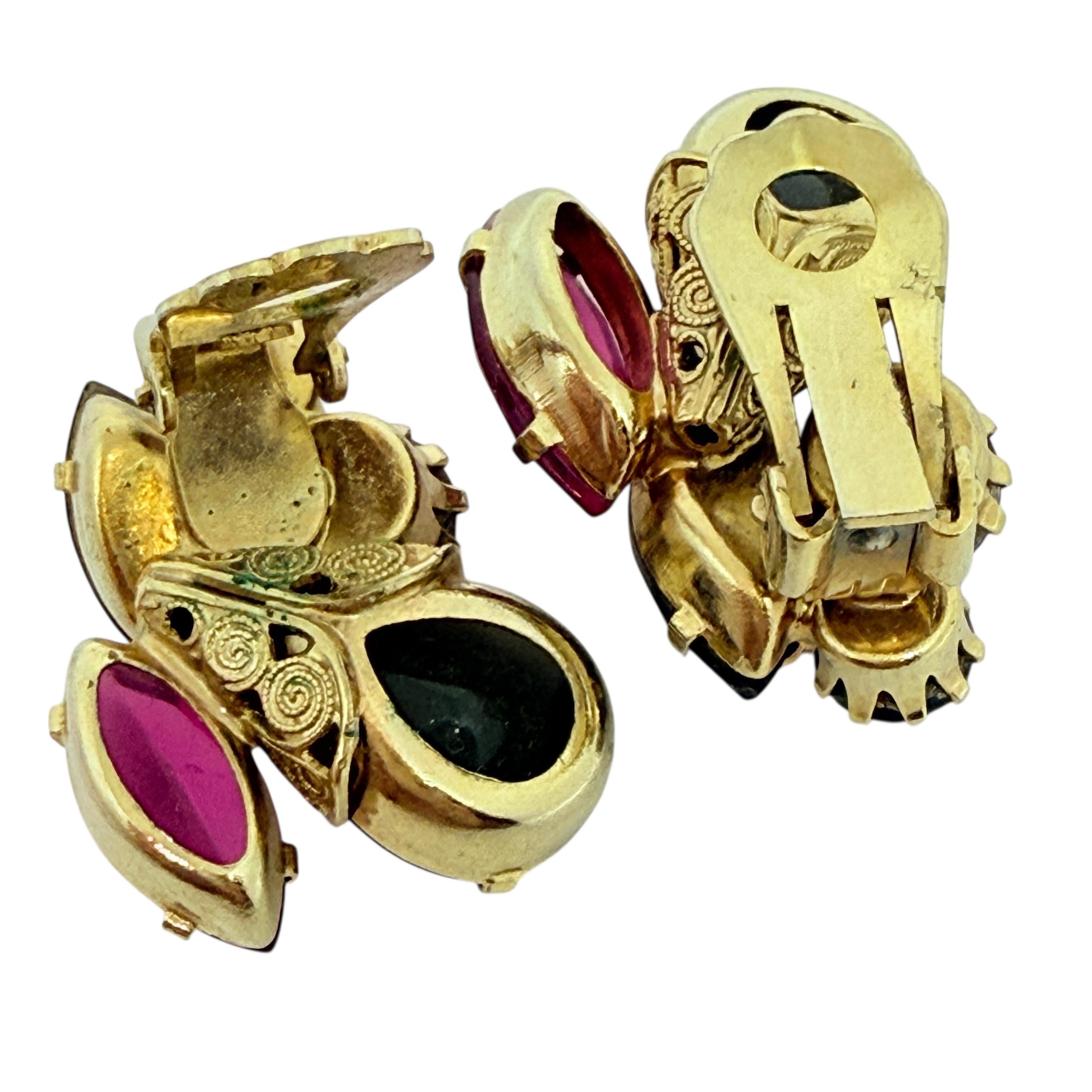 Orecchini a clip d'epoca in vetro rosa fumo rosso, tonalità oro, di design In condizioni buone in vendita a Palos Hills, IL