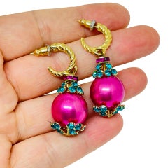Pendientes de diseño con agujeros, de estilo vintage, en tono dorado, con strass rosa y verde azulado, y forma de bola colgante
