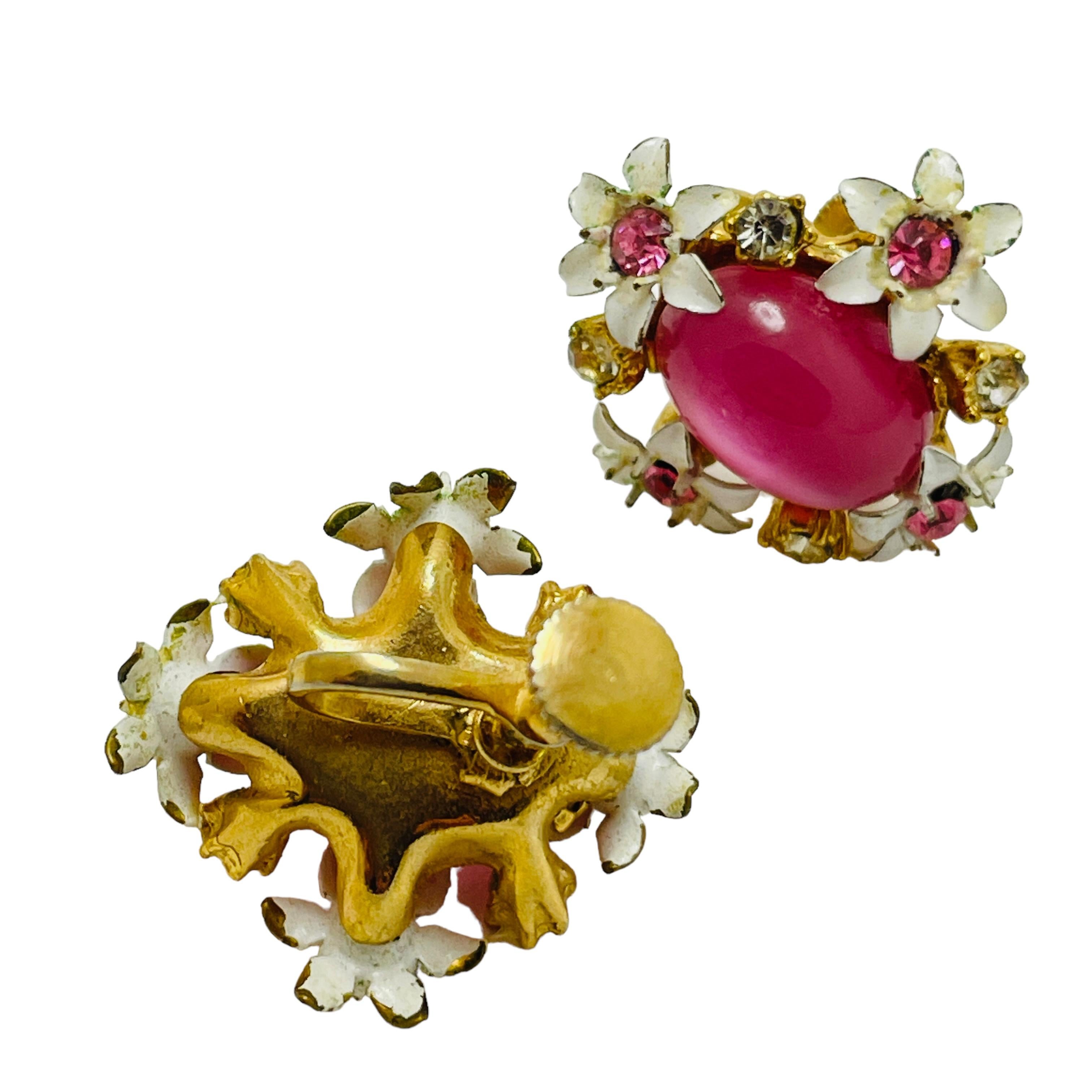 Vintage-Ohrringe in Goldtönen, rosa-weiße Blumen, Designer-Schraubenverschluss im Zustand „Gut“ im Angebot in Palos Hills, IL