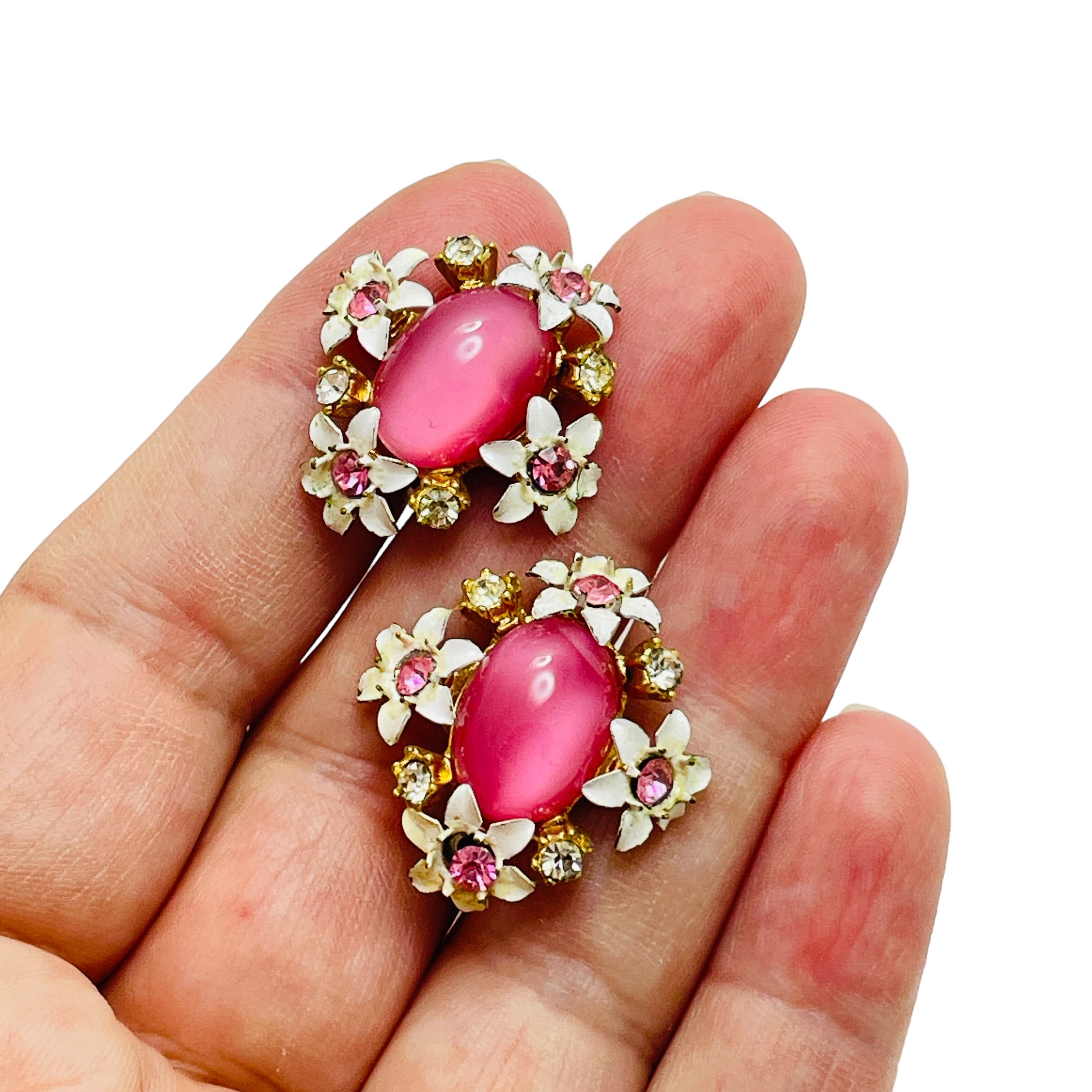 Vintage-Ohrringe in Goldtönen, rosa-weiße Blumen, Designer-Schraubenverschluss Damen im Angebot