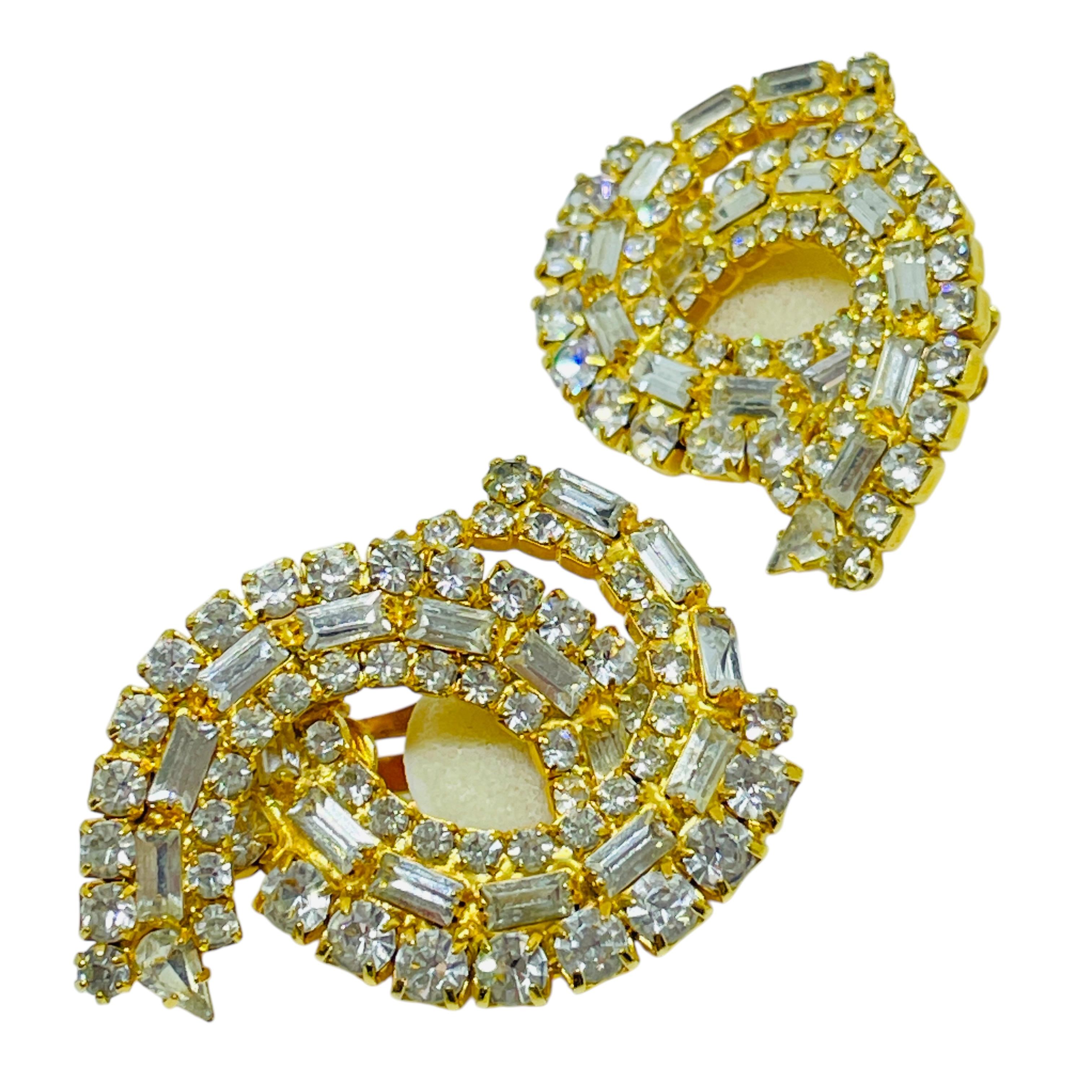 DETALLES

- sin signo

- tono dorado con strass

- pendientes vintage de diseño 

MEDIDAS

-

CONDICIÓN

- muy buen estado vintage con mínimos signos de desgaste

Código 51

❤️❤️ JOYAS DE DISEÑO VINTAGE ❤️❤️

❤️❤️ BOUTIQUE DE ALEXANDER ❤️❤️