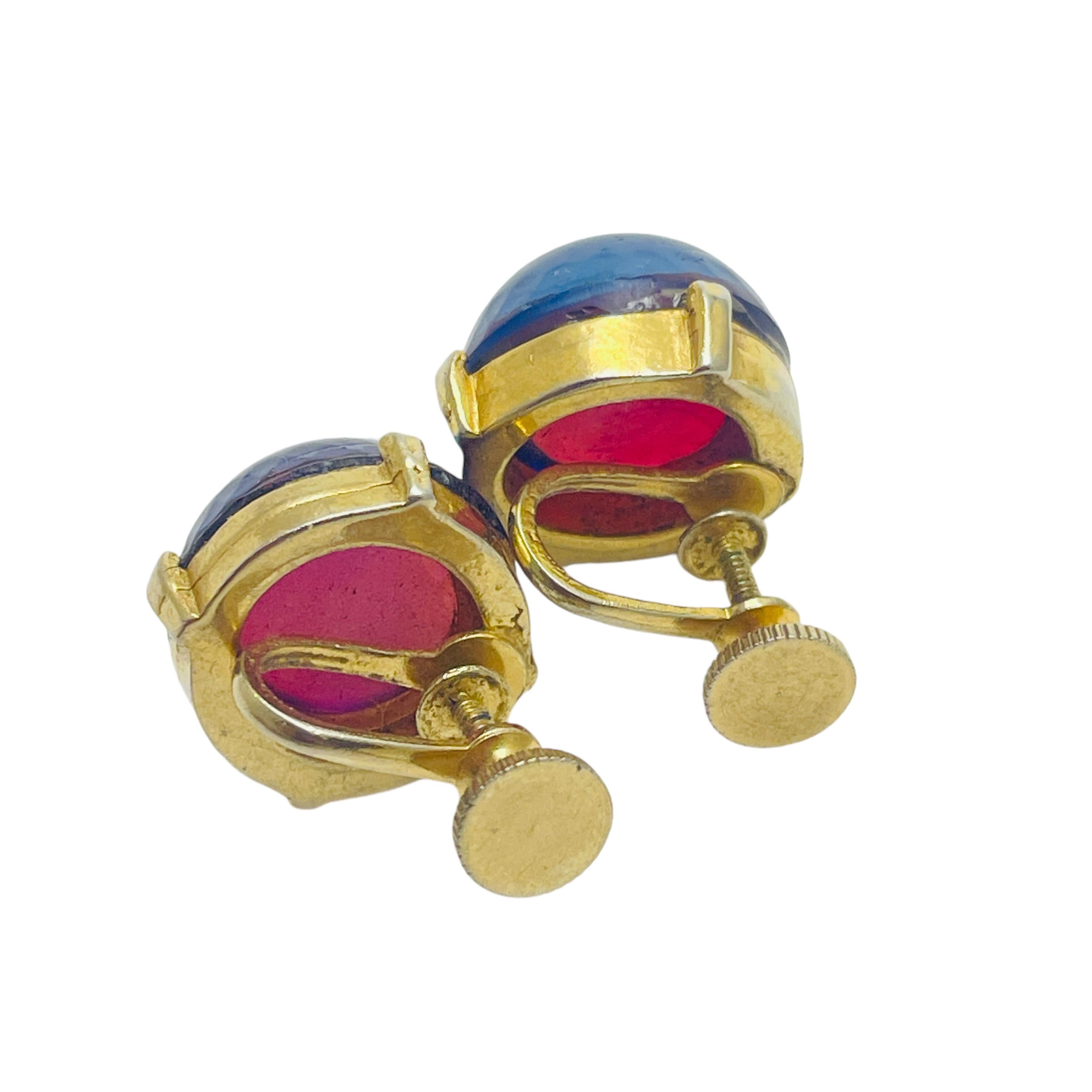 Vintage gold tone purple glass designer screw back earrings In Good Condition For Sale In Palos Hills, IL