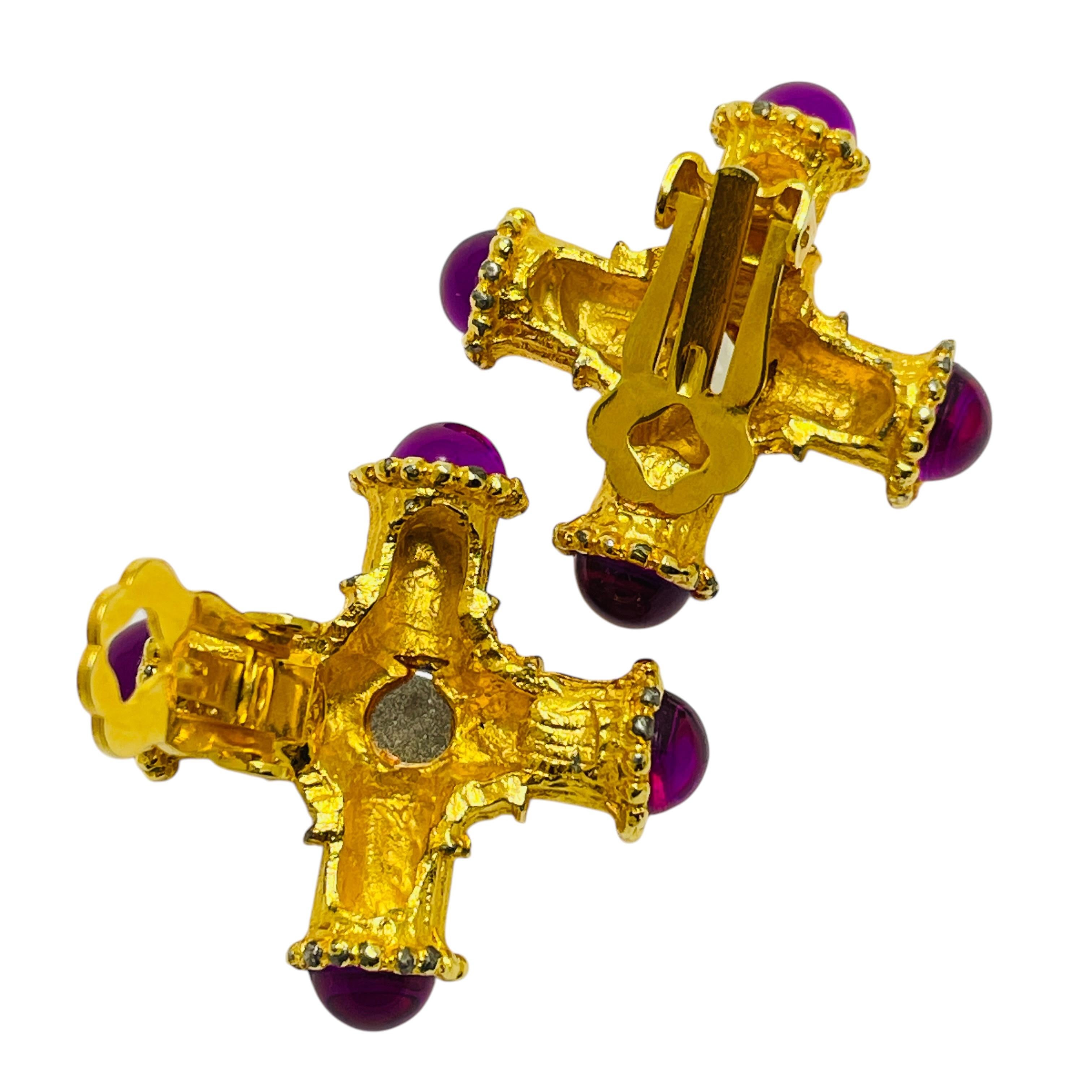 Pendientes vintage de clip de cristal dorado púrpura con cruz de malta de diseño de pasarela en Bueno estado para la venta en Palos Hills, IL