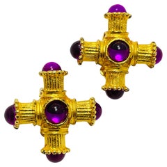 Pendientes vintage de clip de cristal dorado púrpura con cruz de malta de diseño de pasarela