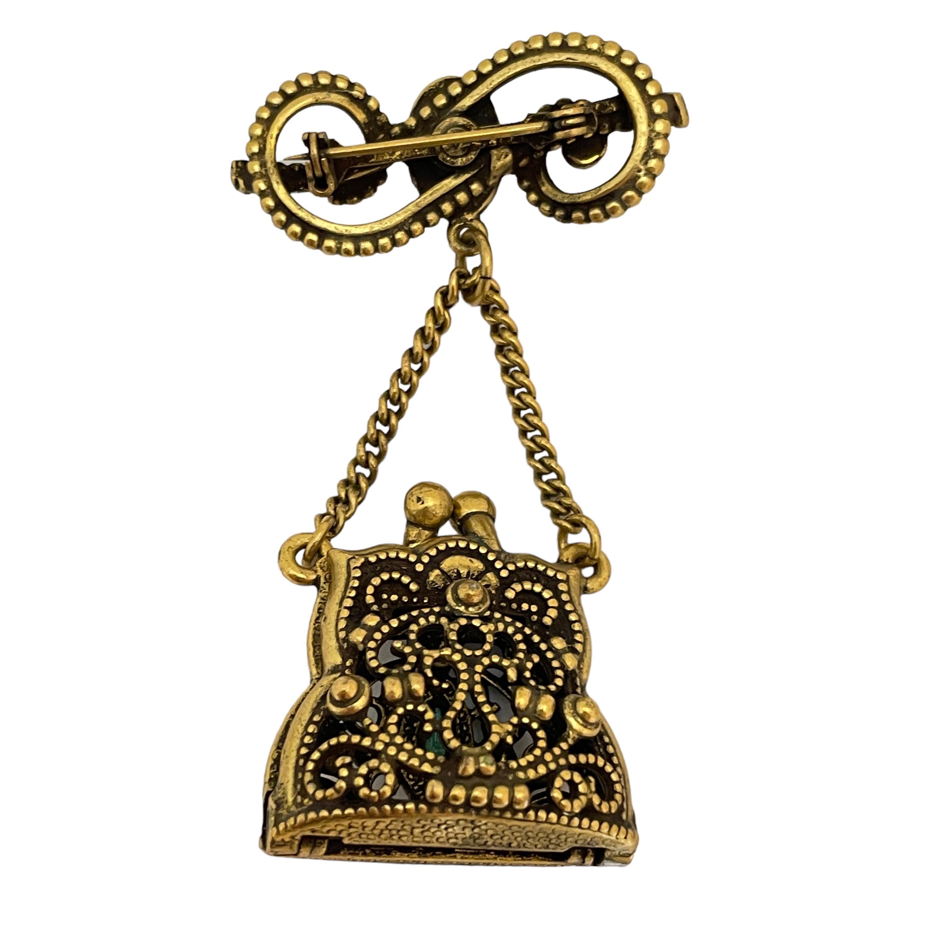 Vintage gold tone purse charm brooch  In Excellent Condition For Sale In Palos Hills, IL