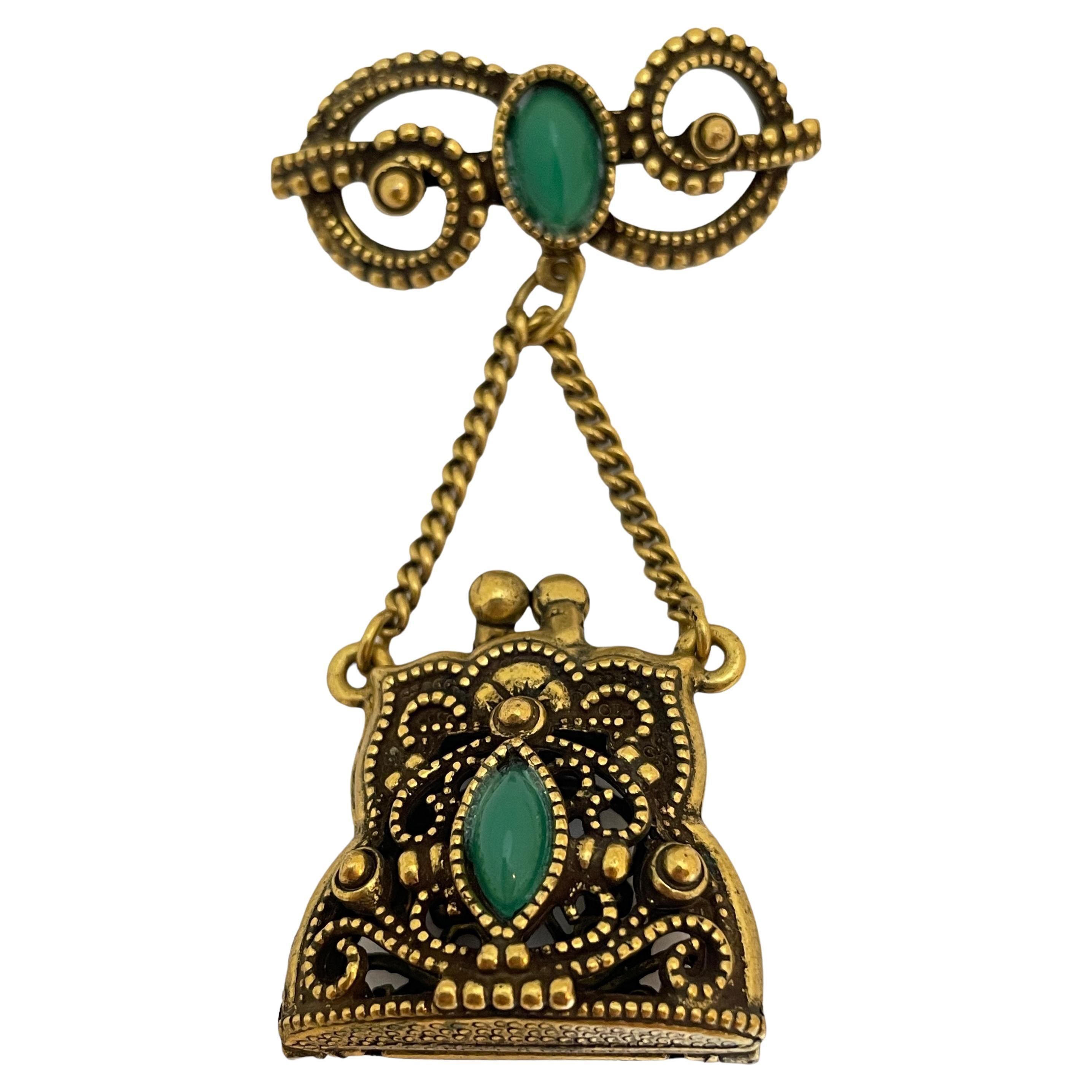 Broche vintage en forme de breloque de sac à main en métal doré en vente
