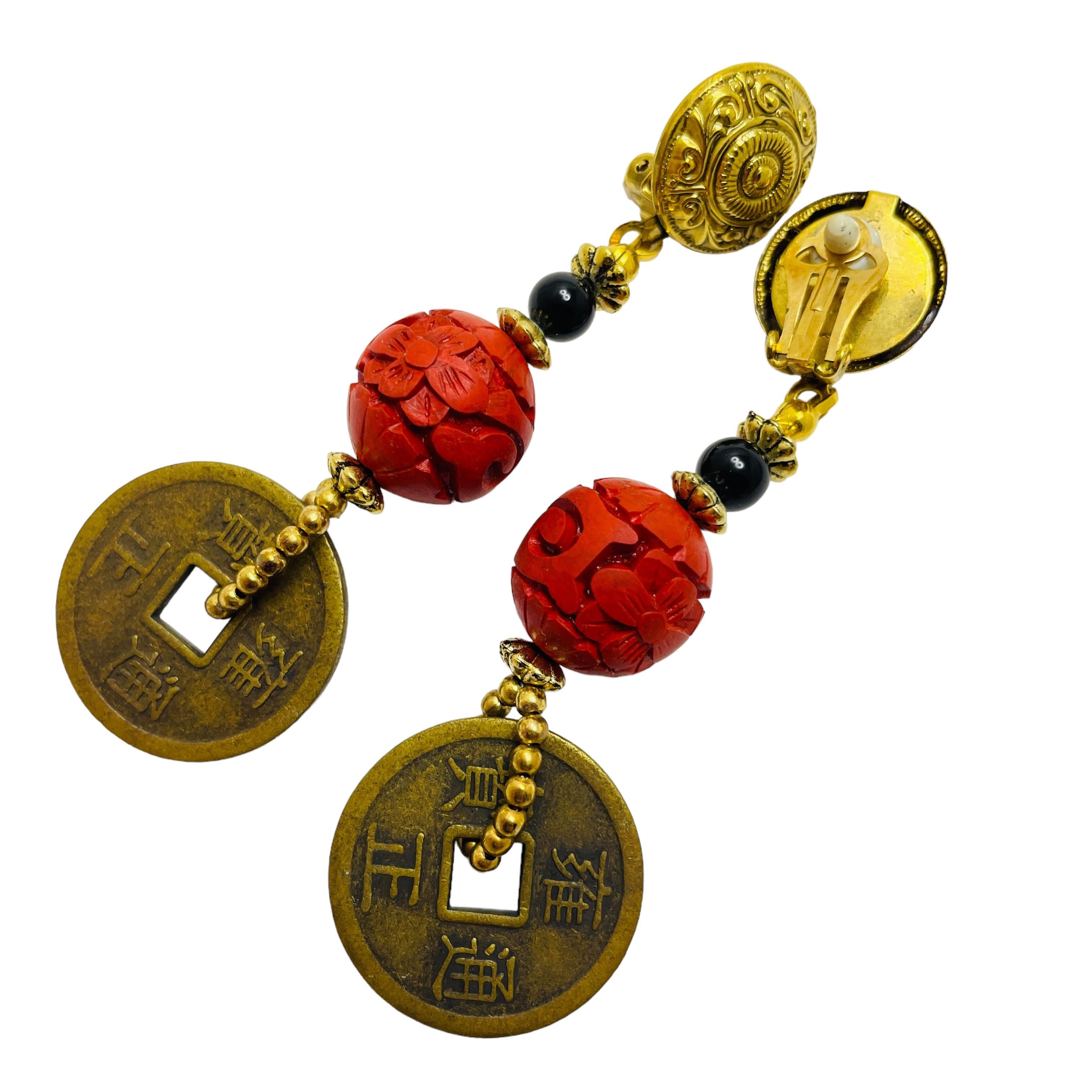 Vintage gold tone red cinnabar coin dangle clip on earrings In Good Condition For Sale In Palos Hills, IL