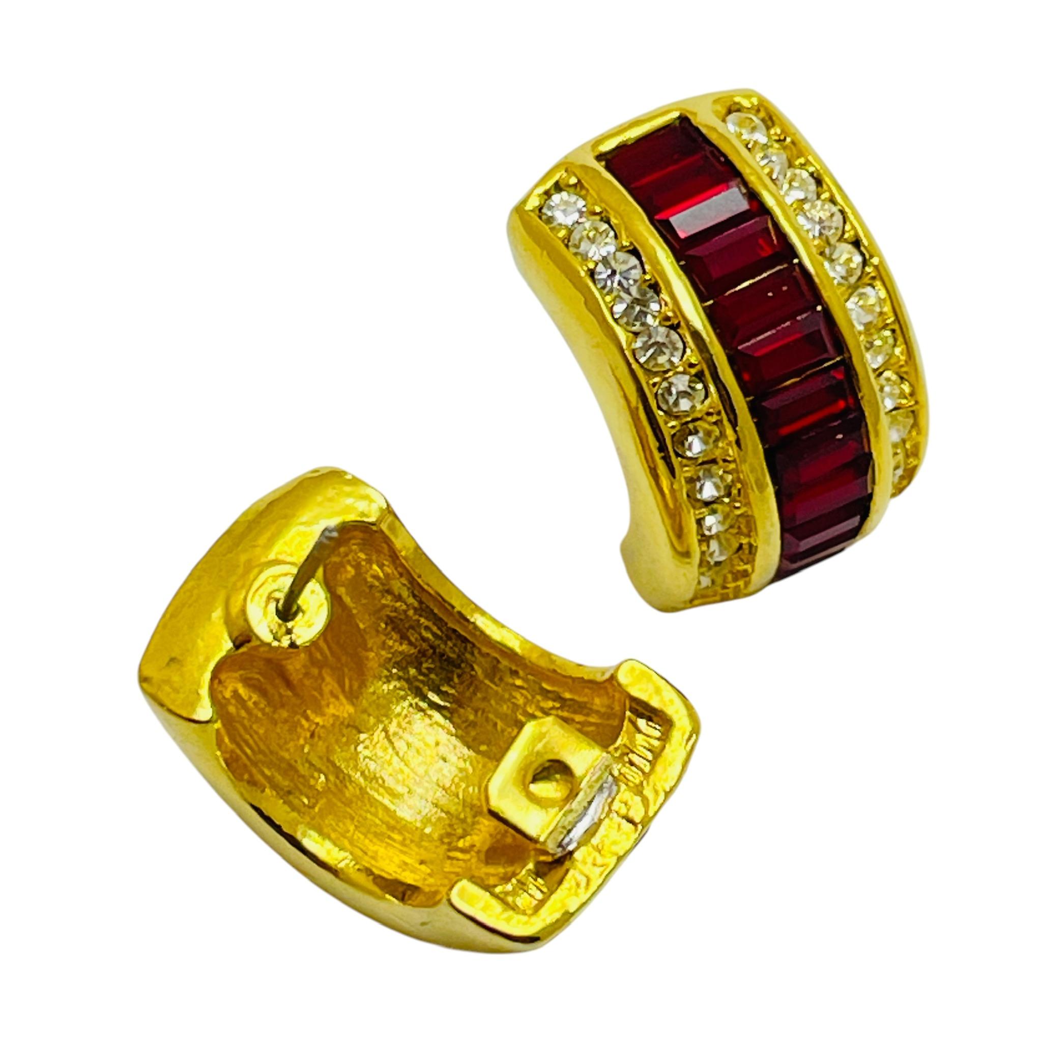 Vintage gold tone red clear rhinestone pierced earrings In Good Condition For Sale In Palos Hills, IL