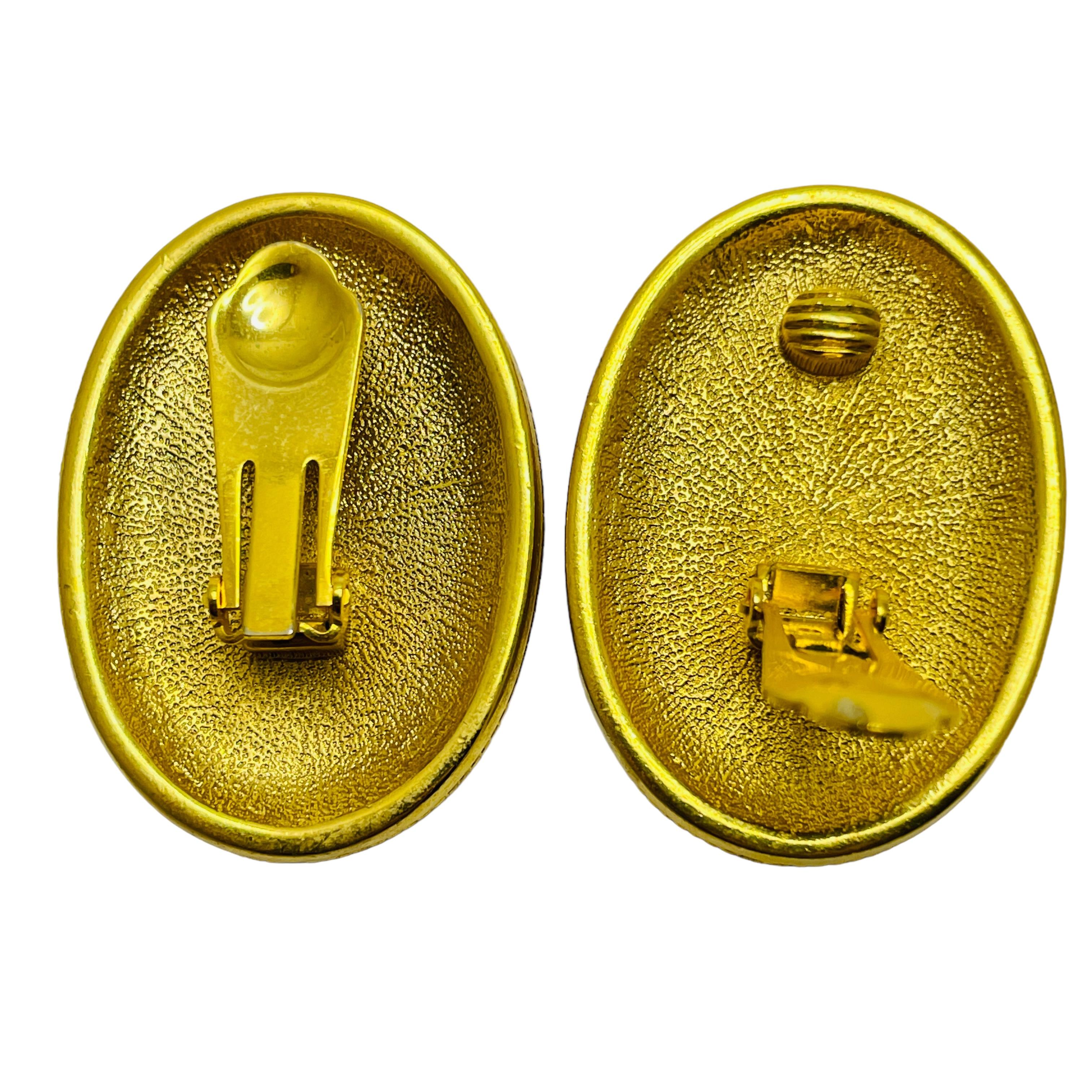 Vintage gold tone red enamel designer clip on earrings In Good Condition For Sale In Palos Hills, IL