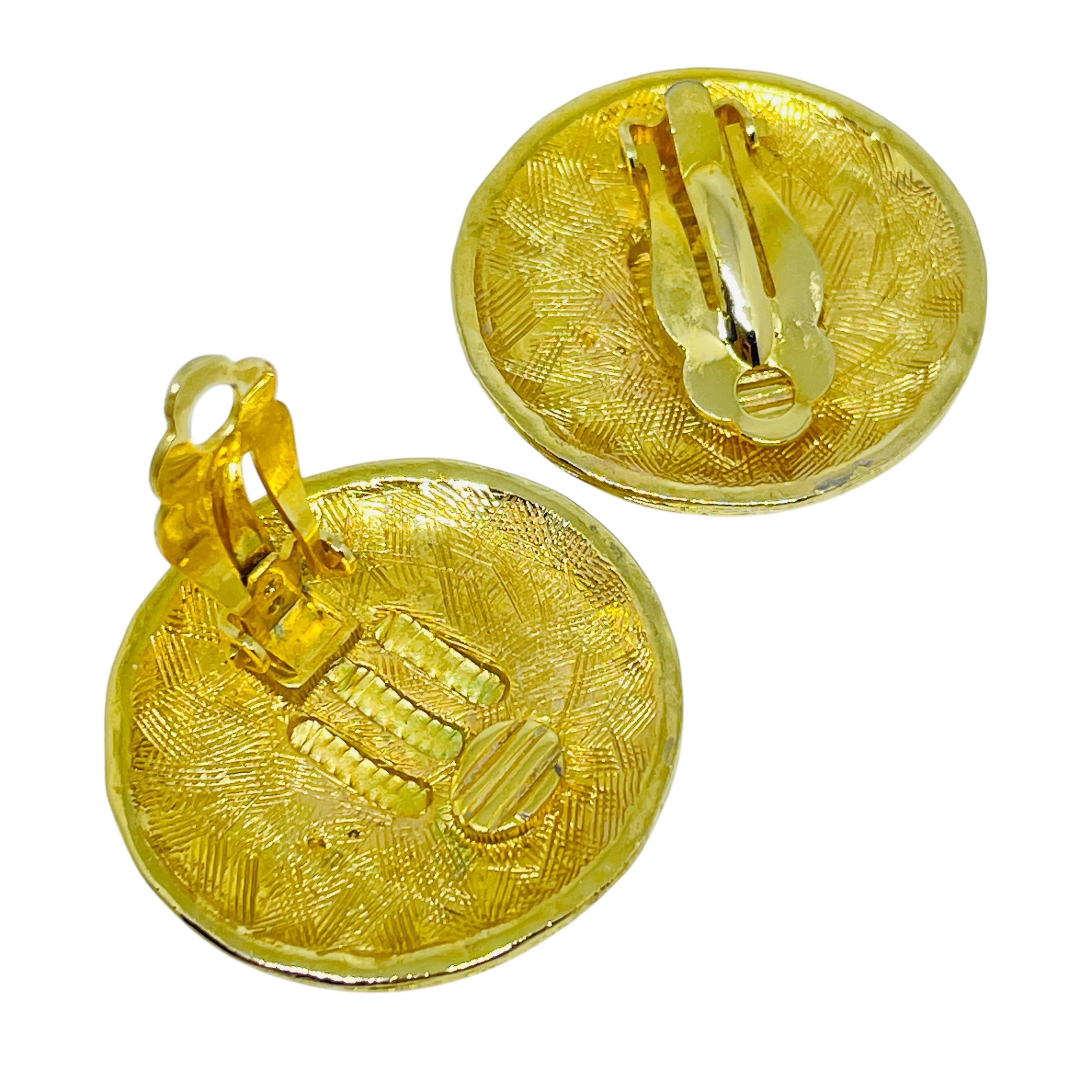 Vintage gold tone red enamel designer clip on earrings In Good Condition For Sale In Palos Hills, IL