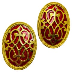 Pendientes de clip de diseño vintage de esmalte rojo en tono dorado
