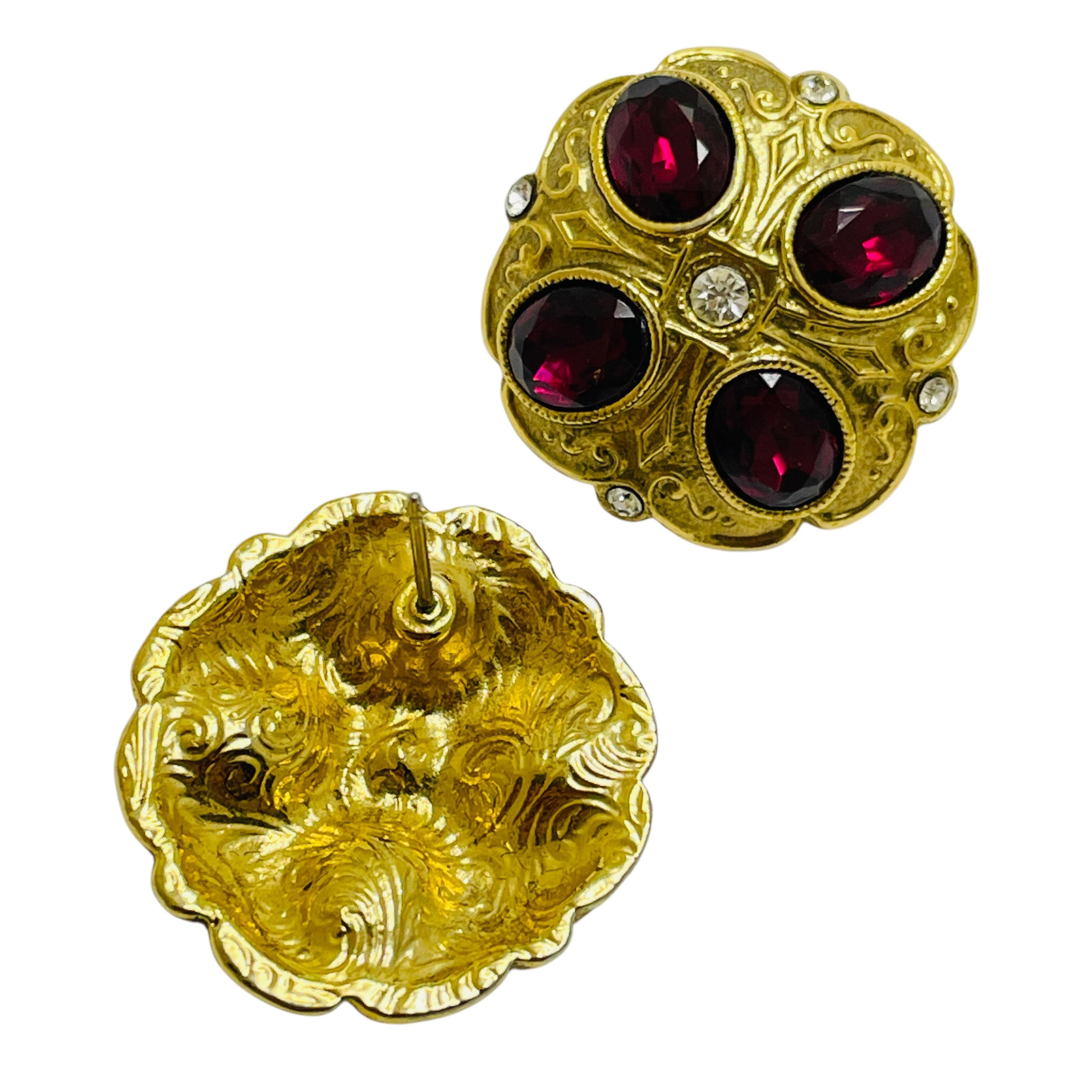 Vintage gold tone red glass designer runway earrings In Good Condition For Sale In Palos Hills, IL