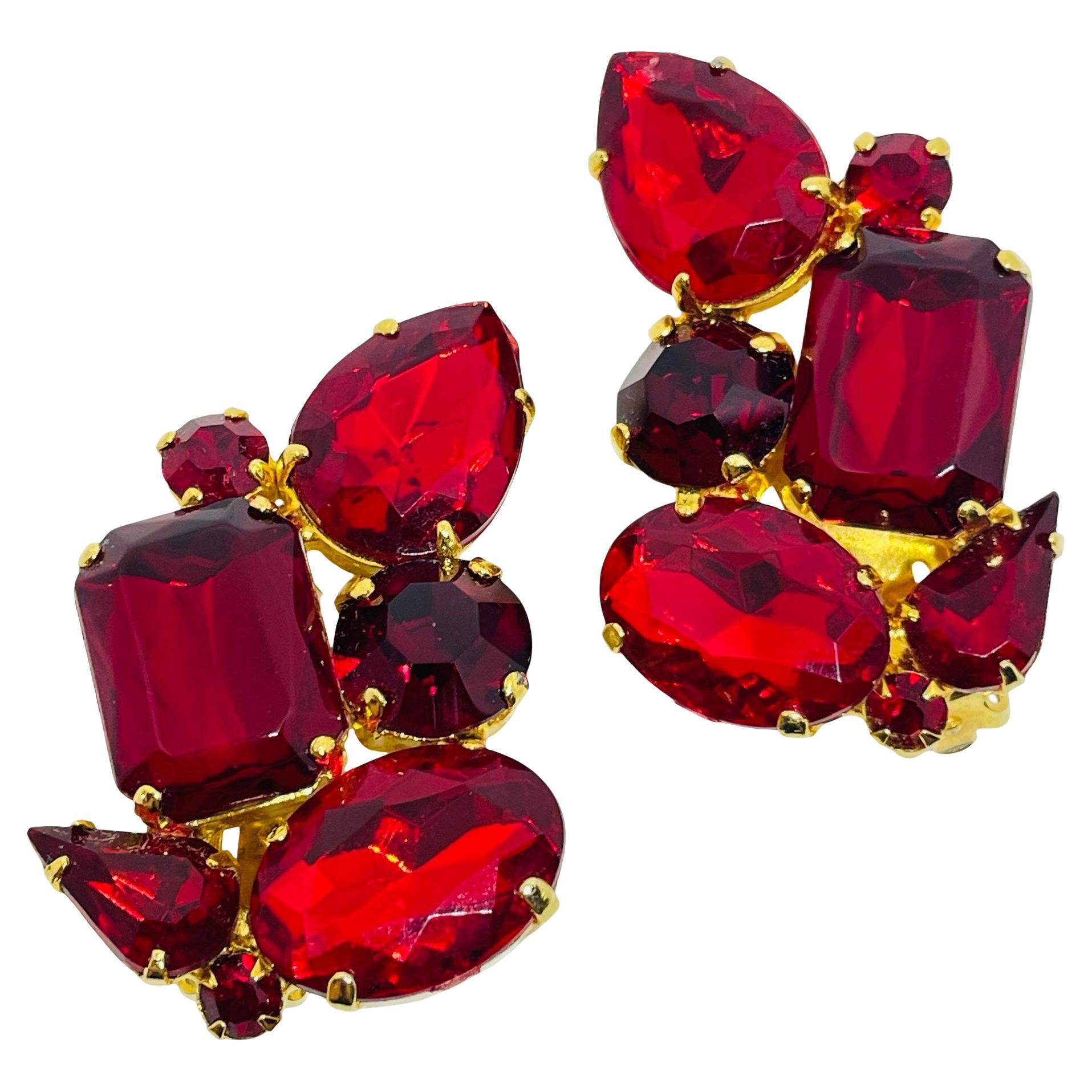 Orecchini a clip vintage in resina dorata rossa con strass di design