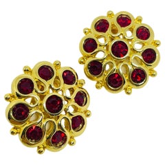 Orecchini a clip di design vintage con strass rossi e tonalità dorate