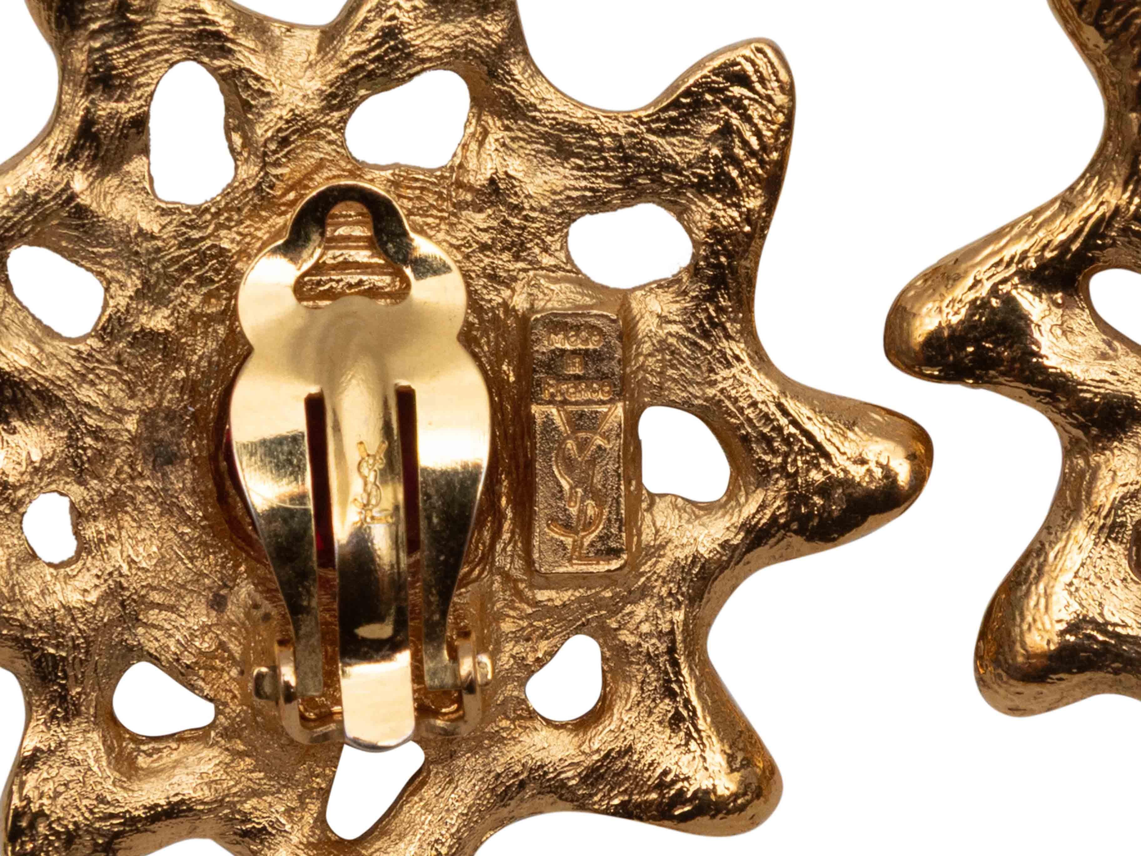 Orecchini a clip d'epoca in metallo dorato e strass rossi di Yves Saint Laurent. Larghezza 1,75