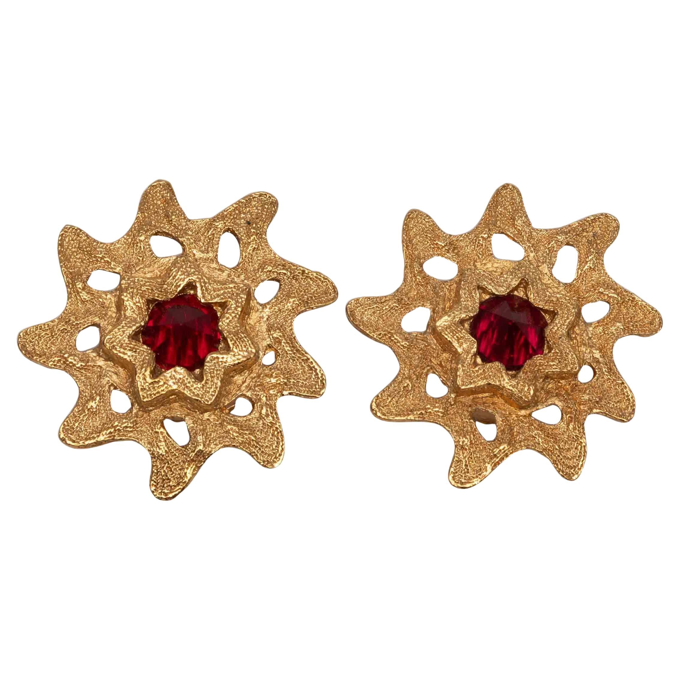 Orecchini a clip Yves Saint Laurent d'epoca, in oro e rosso, a forma di stella in vendita