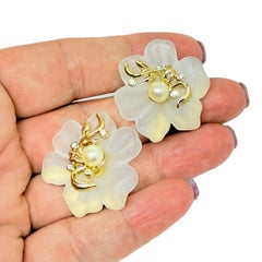 Orecchini a buco vintage in resina dorata con fiori e strass di design